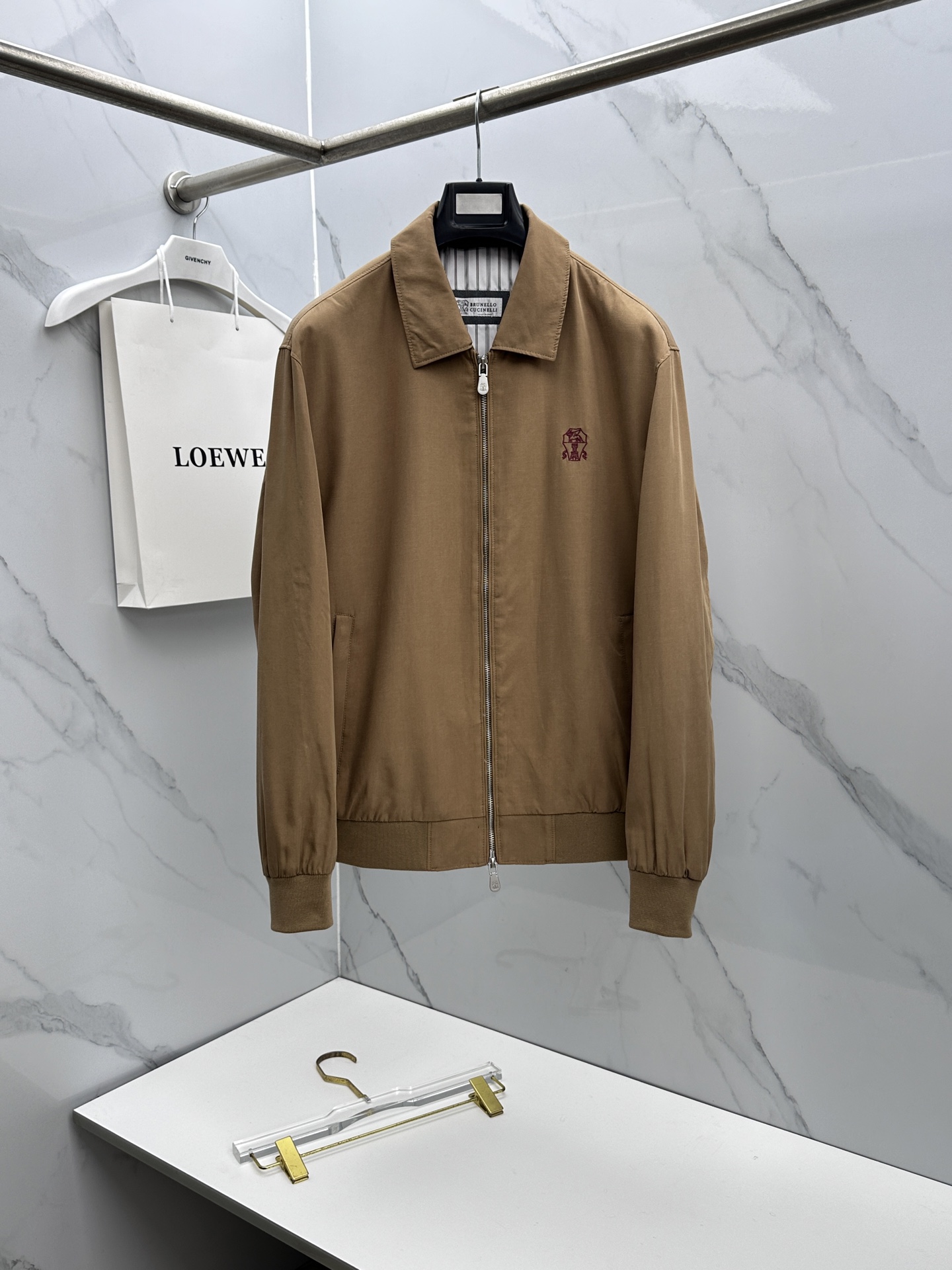 NO:746082,BC 2026 early spring cotton and linen series, the latest fashionable lapel jackets. Every detail shows craftsmanship, and the design changes of high-end structural tailoring show the diverse image changes of men. They are slim and neat, and tailored to meet the popular multi-layered wear. Customized buckles are unique. All-match styles for life. Complete with three standards. Boutique shipment hs sizes M-3XL,,jackets & coats,jackets & coats,19860909BC 2026早春棉麻系列,最新时尚翻领夹克外套.处处细节显工艺足够的高级结构性剪裁的设计改变来展现男士多样的形象变化,修身利落、剪裁合体,满足时下正流行的多层次穿搭,定制钉扣,独一无二.生活百搭款式 三标齐全 精品出货hs 尺码M-3XL,,jackets & coats,jackets & coats,,Men's clothing