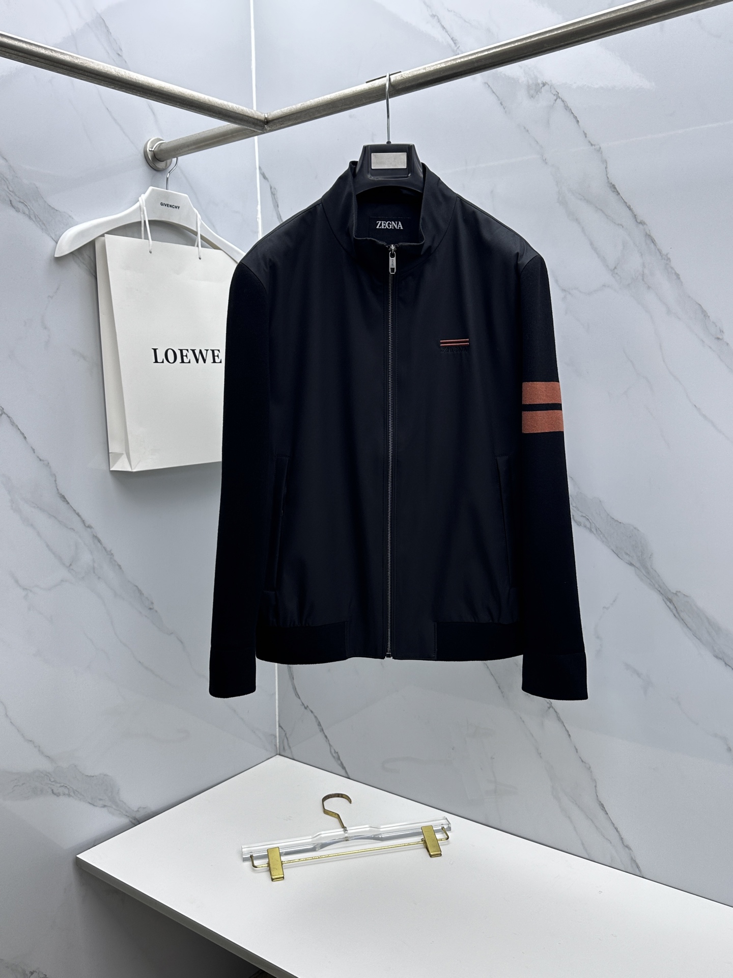 NO:746084,ZEGNA 2026 early spring series, the latest fashionable stand-up collar jacket. Spliced ​​knitted sleeves, every detail shows craftsmanship. The design changes of advanced structural tailoring are enough to show the diverse image changes of men. Slim and neat, tailored to meet the popular multi-layered wear. Customized buckles, unique. Versatile styles for life. Complete with three standards. Boutique shipment hs sizes M-3XL,,zegna,jackets & coats,jackets & coats,19860909ZEGNA杰尼亚 2026早春系列,最新时尚立领夹克外套.拼接针织袖,处处细节显工艺足够的高级结构性剪裁的设计改变来展现男士多样的形象变化,修身利落、剪裁合体,满足时下正流行的多层次穿搭,定制钉扣,独一无二.生活百搭款式 三标齐全 精品出货hs 尺码M-3XL,,zegna,jackets & coats,jackets & coats,,Men's clothing