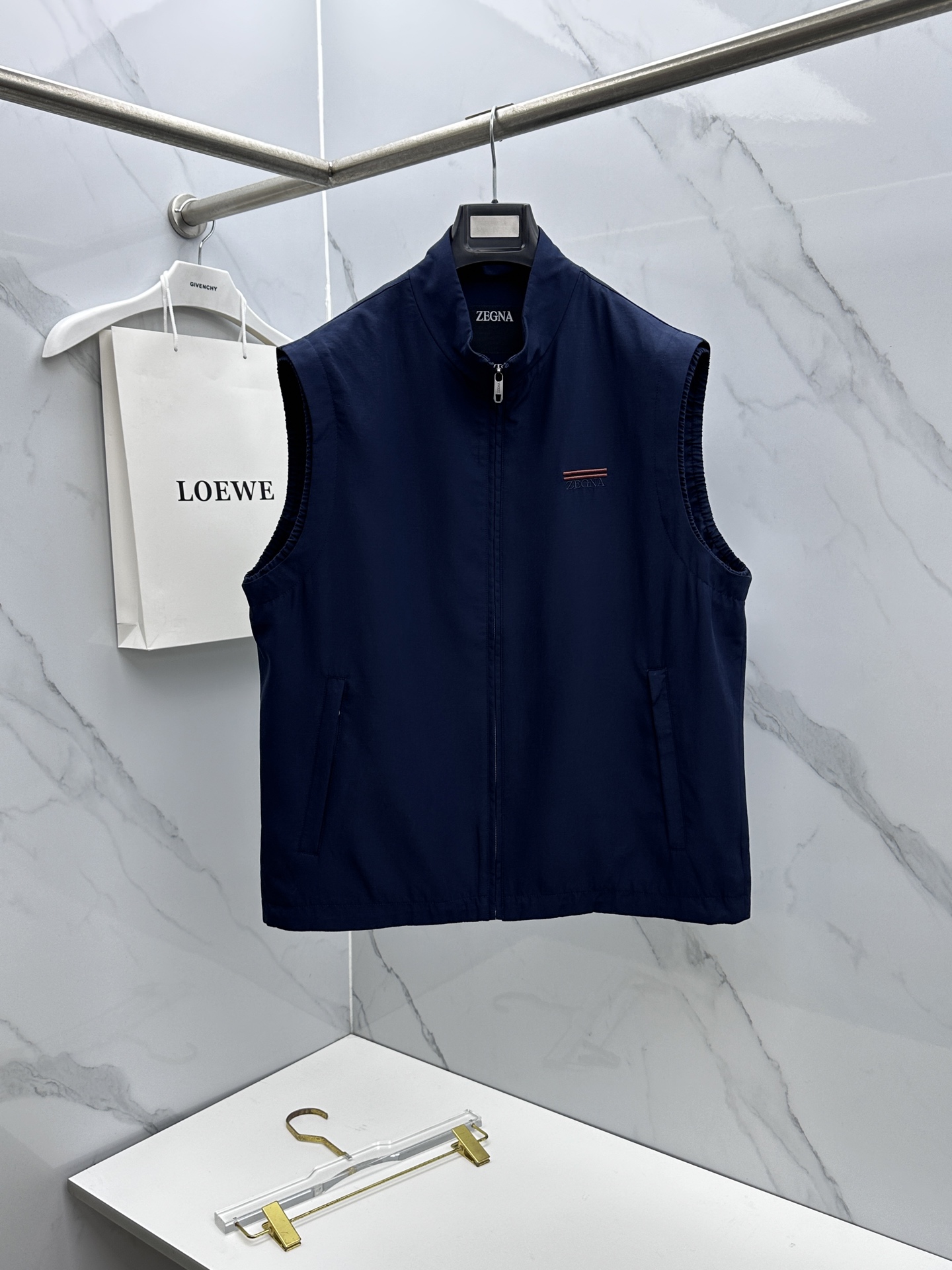 NO:746089,ZEGNA Zegna 2026 early spring series, the latest fashionable stand-up collar jacket and vest, every detail shows craftsmanship, and the design changes of advanced structural tailoring are enough to show the diverse image changes of men. It is slim and neat, and tailored to meet the popular multi-layered wear. Customized buckles, unique. All-match styles for life. Complete with three standards. Boutique shipment hs size M-3XL,,zegna,jackets & coats,19860909ZEGNA杰尼亚 2026早春系列,最新时尚立领夹克马甲,处处细节显工艺足够的高级结构性剪裁的设计改变来展现男士多样的形象变化,修身利落、剪裁合体,满足时下正流行的多层次穿搭,定制钉扣,独一无二.生活百搭款式 三标齐全 精品出货hs 尺码M-3XL,,zegna,jackets & coats,,Men's clothing