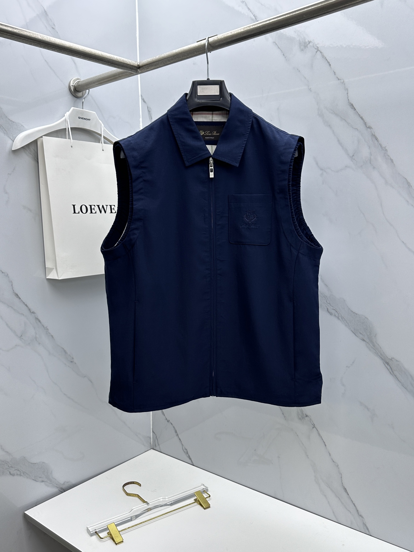 NO:746049,LP 1956 early spring series, the latest fashionable lapel jacket and vest, every detail shows the craftsmanship, the design changes of high-end structural tailoring are enough to show the diverse image changes of men, slim and neat, tailored to meet the current popular multi-layered wear, custom-made buckles, unique. Versatile style for life, complete with three standards, boutique shipment hs size M-3XL, loro piana, jackets & coats,19860909LP 1956早春系列,最新时尚翻领夹克马甲,处处细节显工艺足够的高级结构性剪裁的设计改变来展现男士多样的形象变化,修身利落、剪裁合体,满足时下正流行的多层次穿搭,定制钉扣,独一无二.生活百搭款式 三标齐全 精品出货hs 尺码M-3XL,,loro piana,jackets & coats,,Men's clothing