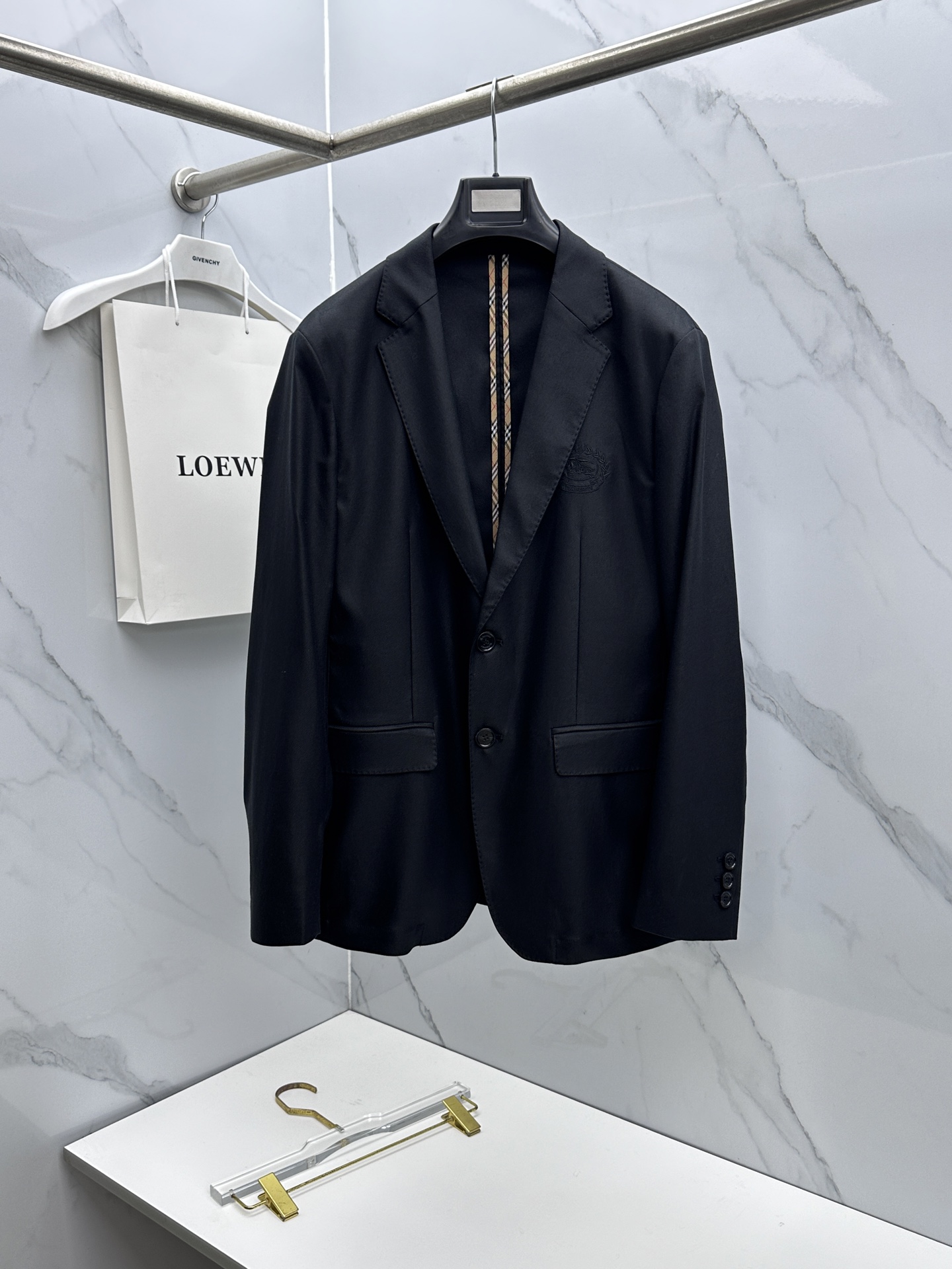 NO:746054,Burberry 2026 early spring fashion series, the latest men's suit jackets. Custom-woven and dyed fabrics, every detail shows craftsmanship, and the design changes of advanced structural tailoring are enough to show men's diverse image changes. Slim and neat, tailored to meet the popular multi-layered wear, customized horn buttons, unique. Versatile styles for life. Three standards are complete. Boutique shipment hs sizes M-3XL,, burberry, burberry, jackets & coats, business suit,19860909Burberry巴宝莉 2026早春时尚系列,最新男款西装外套.定织定染面料,处处细节显工艺足够的高级结构性剪裁的设计改变来展现男士多样的形象变化,修身利落、剪裁合体,满足时下正流行的多层次穿搭,定制牛角纽扣,独一无二.生活百搭款式 三标齐全 精品出货hs 尺码M-3XL,,burberry,burberry,jackets & coats,business suit,,Men's clothing