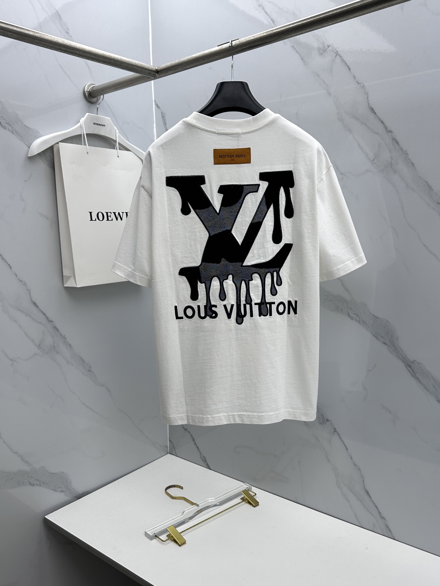 🆕LV路易威登 2026春夏新款简约刺绣短袖 双纱纯棉面料 logo字母刺绣 多元化搭配 是眼下时尚前沿