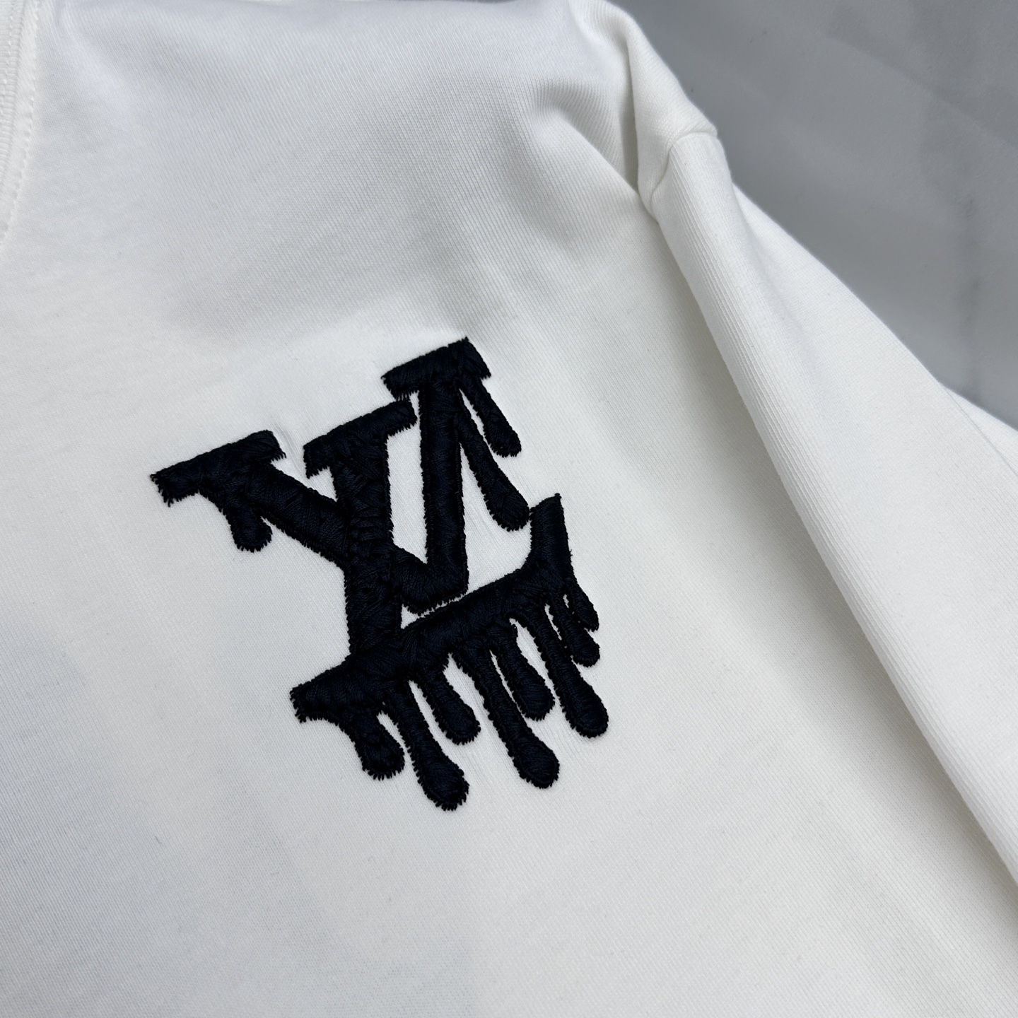 🆕LV路易威登 2026春夏新款简约刺绣短袖 双纱纯棉面料 logo字母刺绣 多元化搭配 是眼下时尚前沿