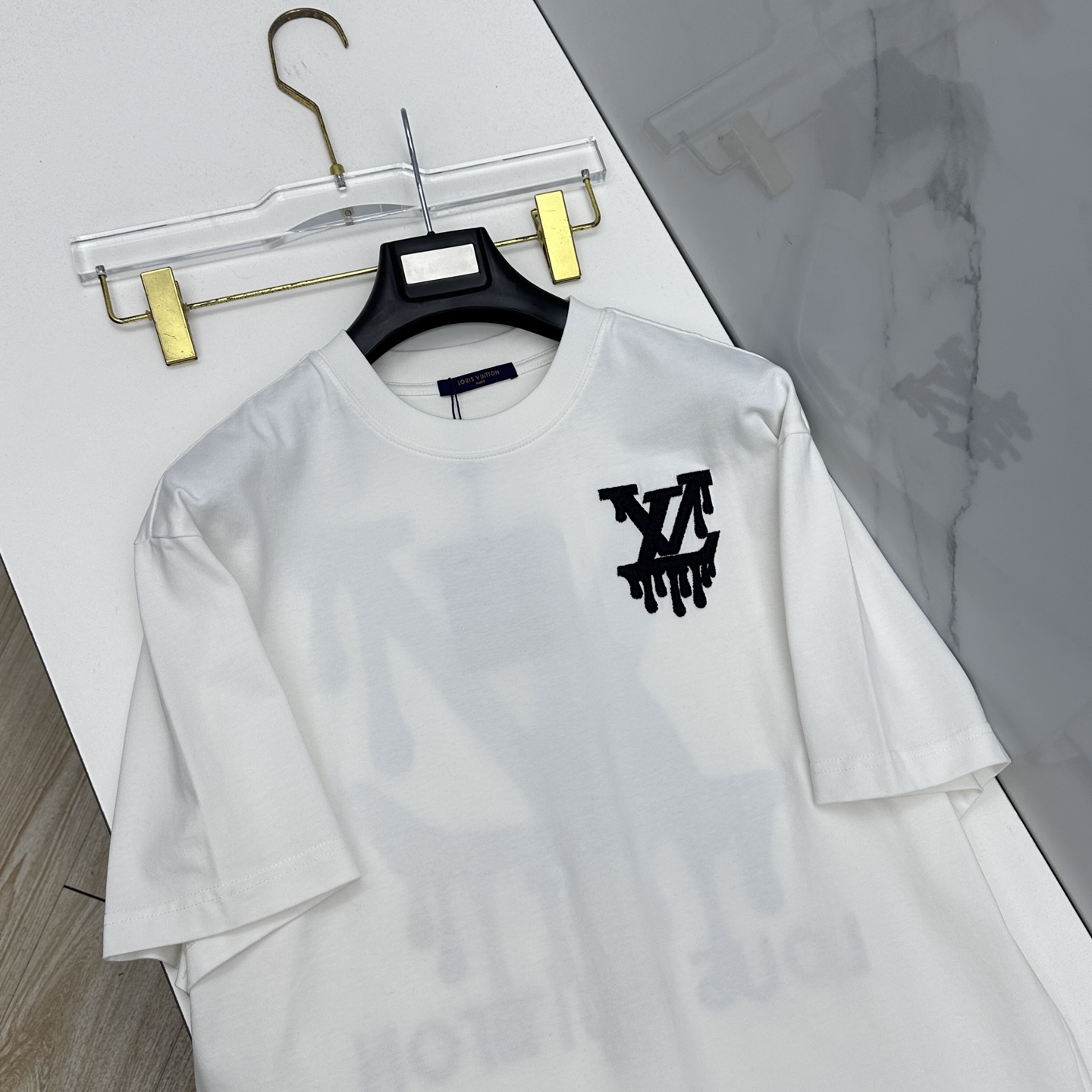🆕LV路易威登 2026春夏新款简约刺绣短袖 双纱纯棉面料 logo字母刺绣 多元化搭配 是眼下时尚前沿