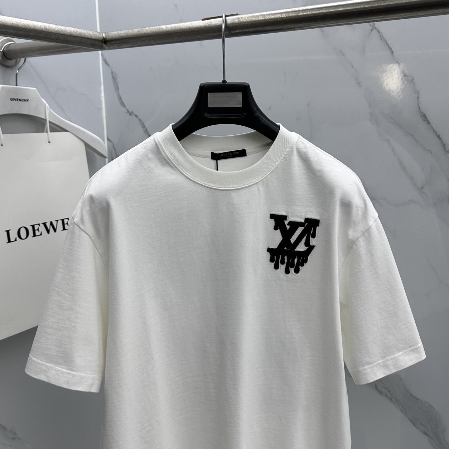 🆕LV路易威登 2026春夏新款简约刺绣短袖 双纱纯棉面料 logo字母刺绣 多元化搭配 是眼下时尚前沿