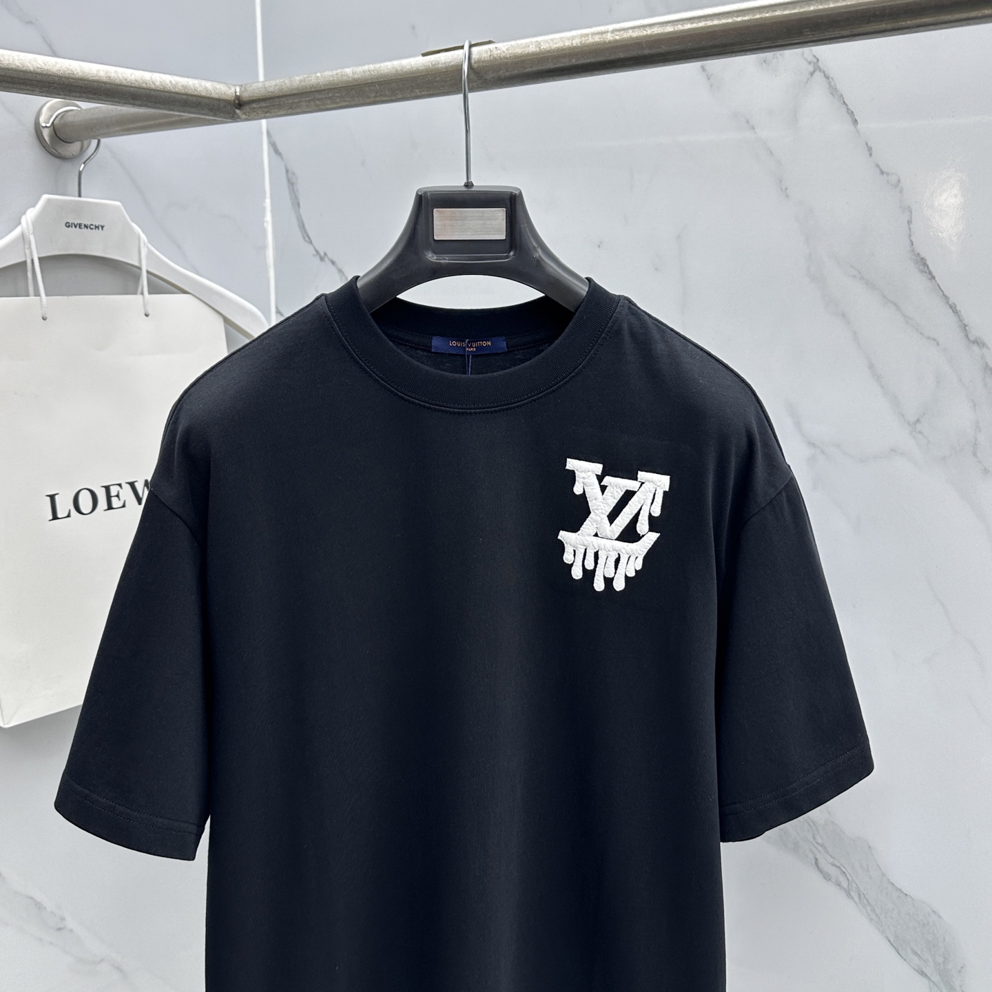 🆕LV路易威登 2026春夏新款简约刺绣短袖 双纱纯棉面料 logo字母刺绣 多元化搭配 是眼下时尚前沿