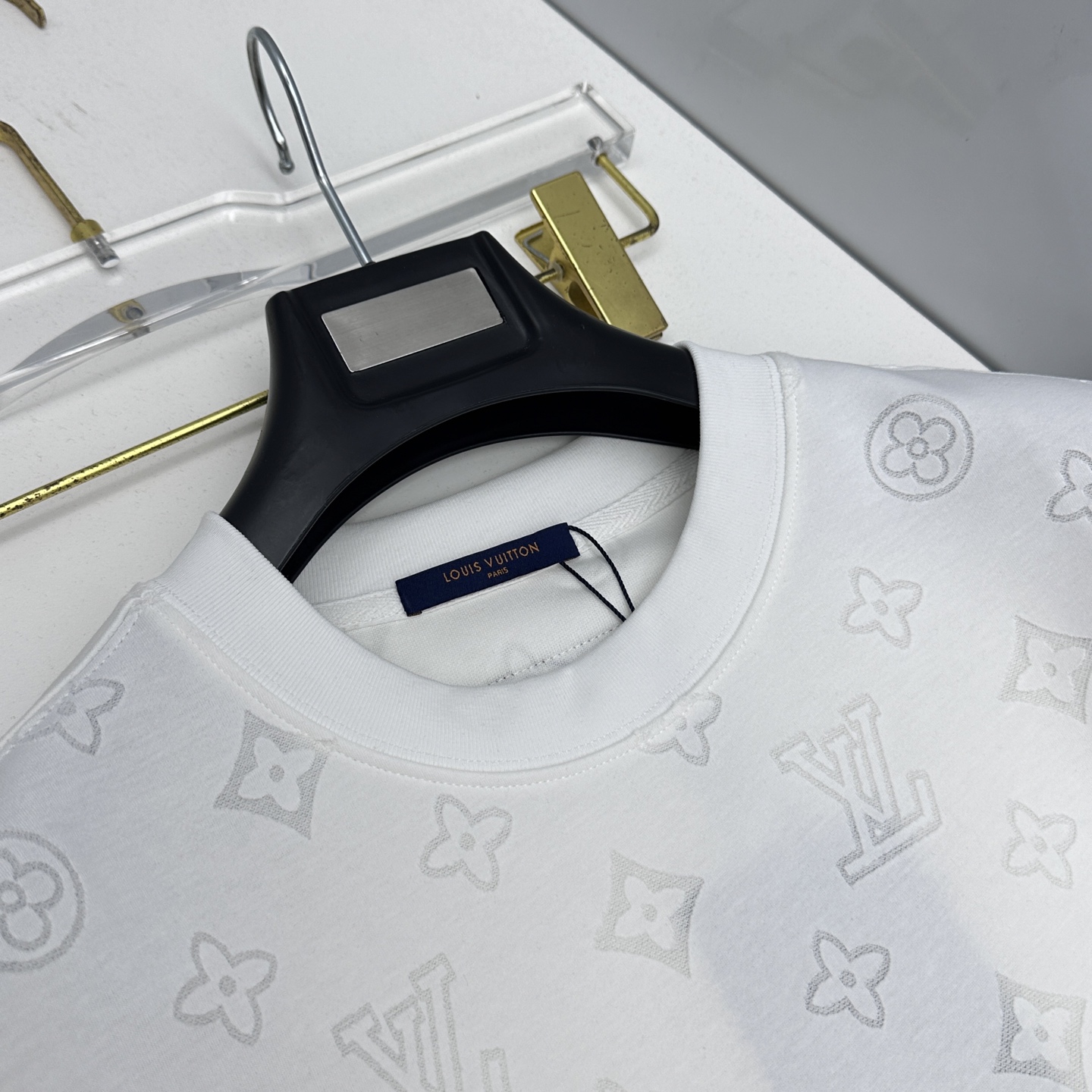 🆕LV路易威登 2026春夏新款简约刺绣短袖 双纱纯棉面料 logo烧花工艺 多元化搭配 是眼下时尚前沿