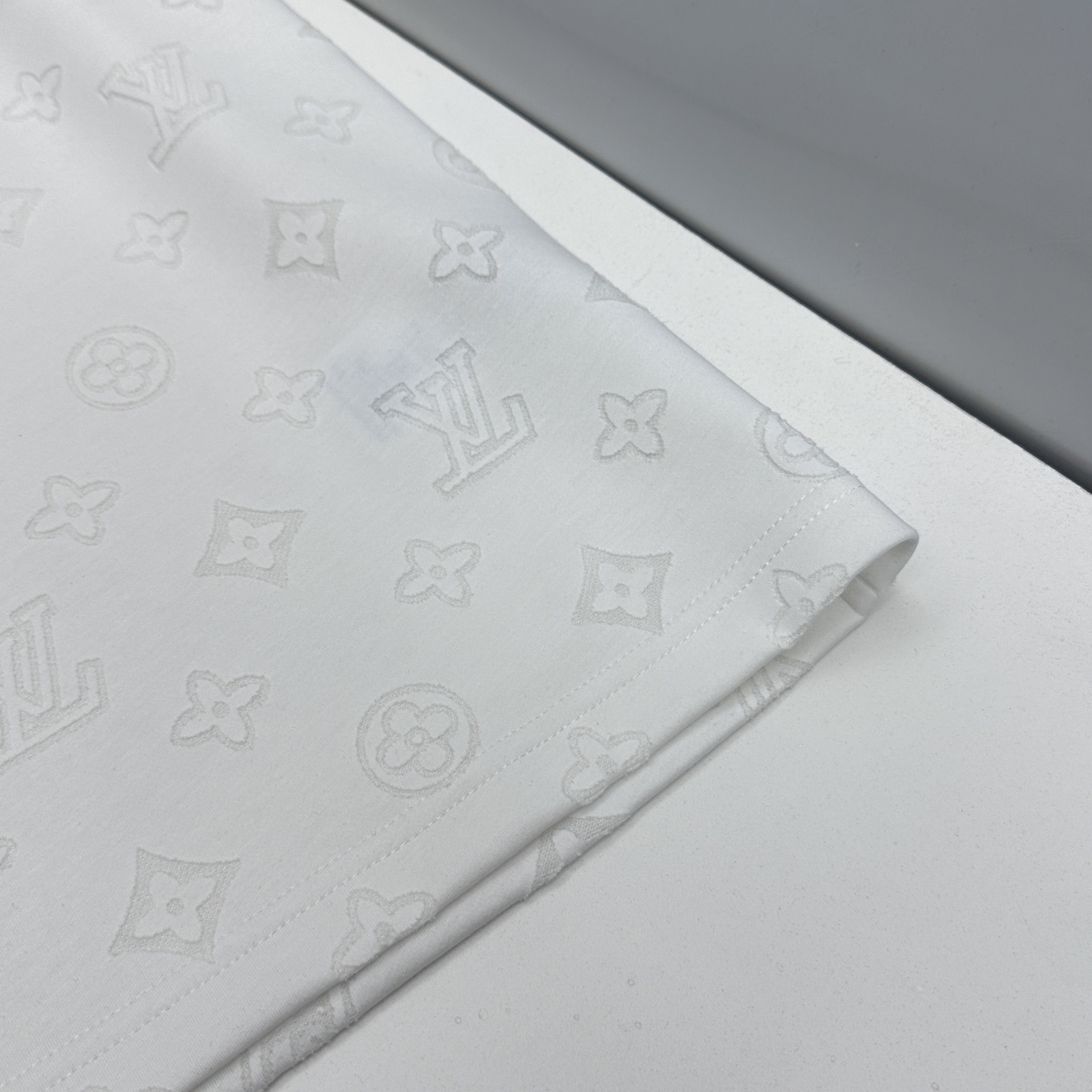 🆕LV路易威登 2026春夏新款简约刺绣短袖 双纱纯棉面料 logo烧花工艺 多元化搭配 是眼下时尚前沿