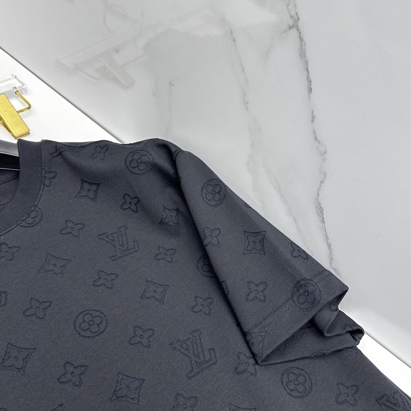 🆕LV路易威登 2026春夏新款简约刺绣短袖 双纱纯棉面料 logo烧花工艺 多元化搭配 是眼下时尚前沿