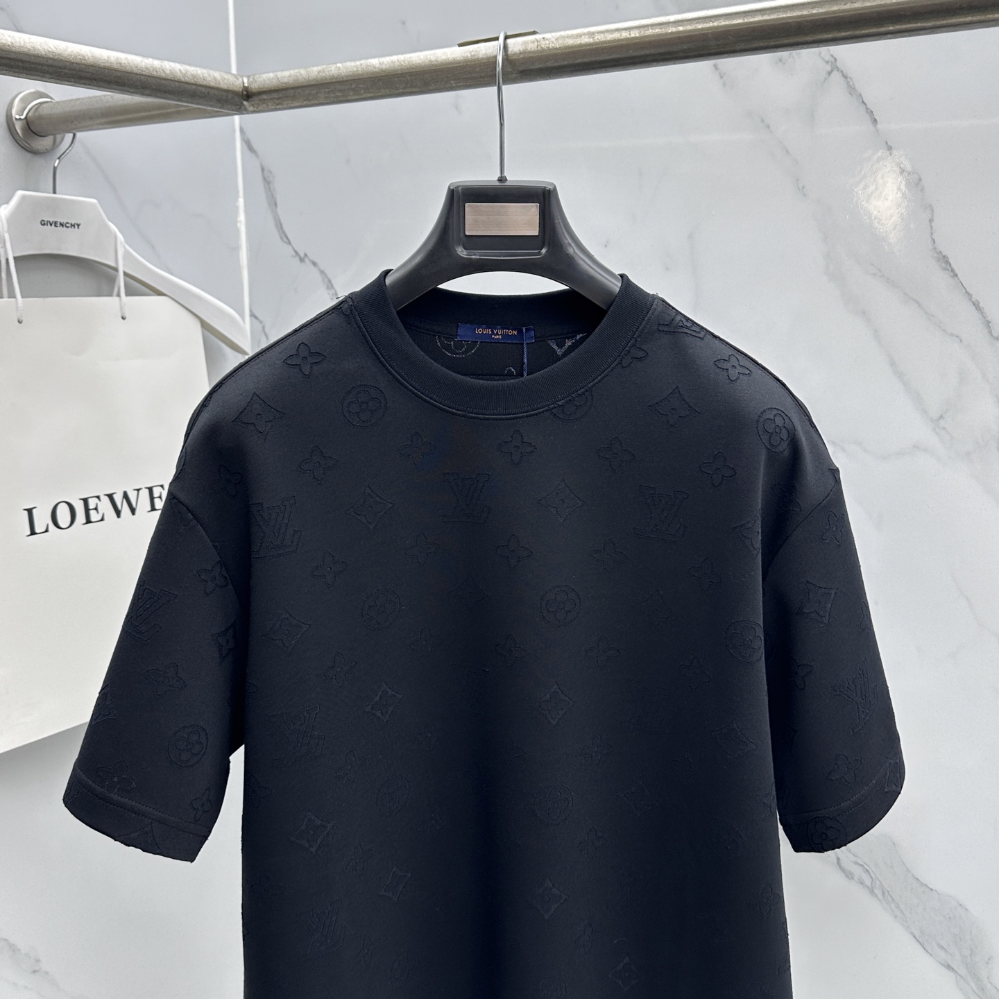 🆕LV路易威登 2026春夏新款简约刺绣短袖 双纱纯棉面料 logo烧花工艺 多元化搭配 是眼下时尚前沿