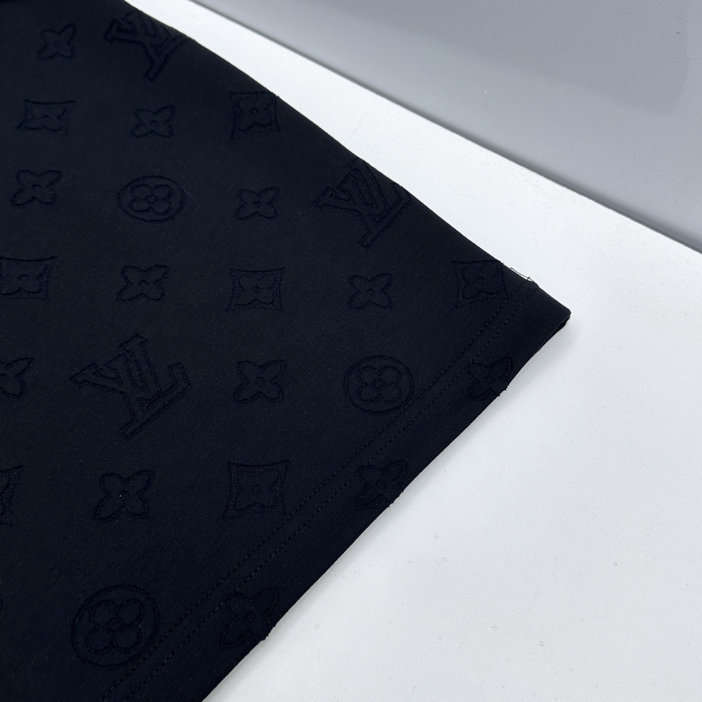 🆕LV路易威登 2026春夏新款简约刺绣短袖 双纱纯棉面料 logo烧花工艺 多元化搭配 是眼下时尚前沿