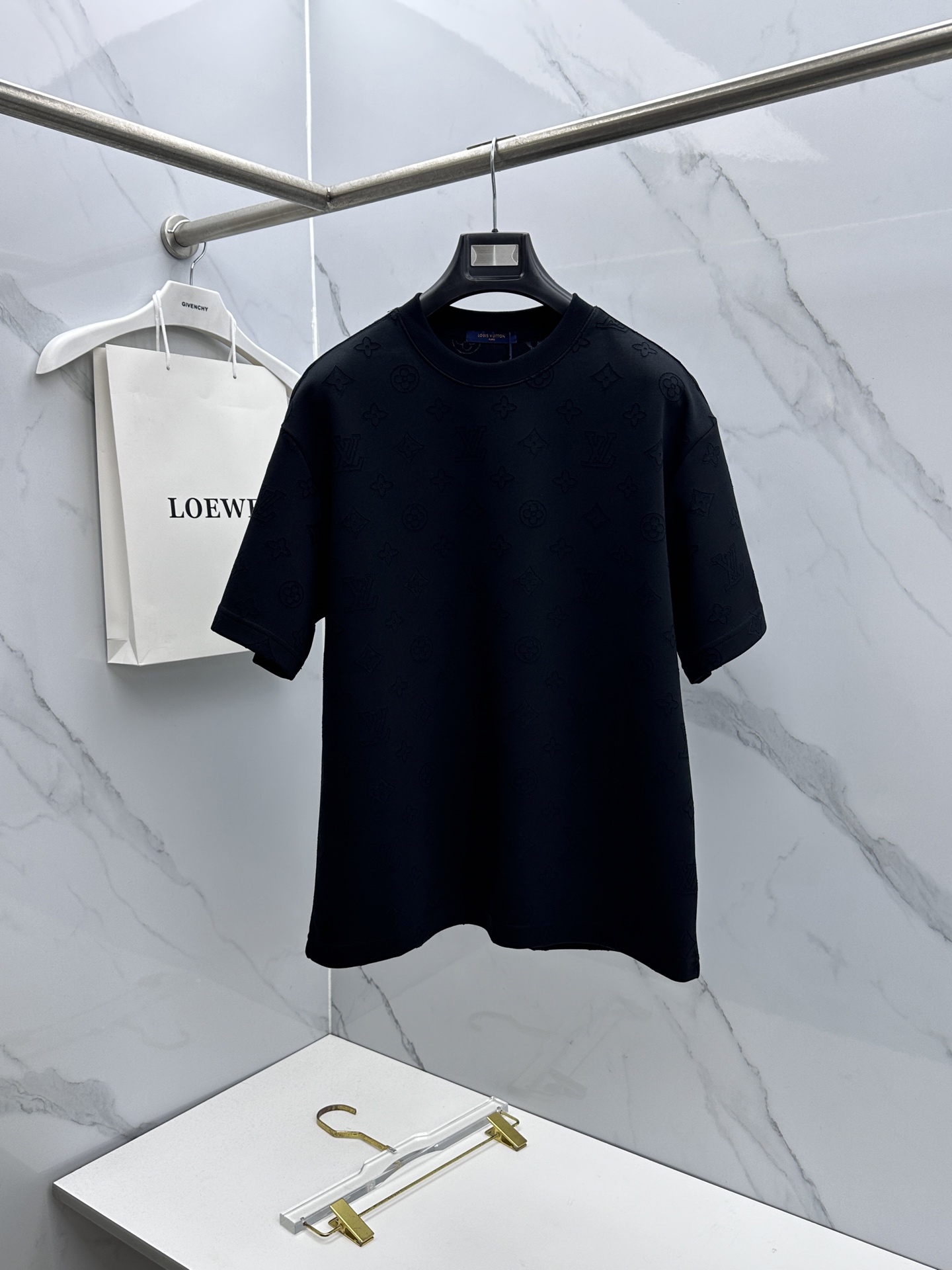 🆕LV路易威登 2026春夏新款简约刺绣短袖 双纱纯棉面料 logo烧花工艺 多元化搭配 是眼下时尚前沿