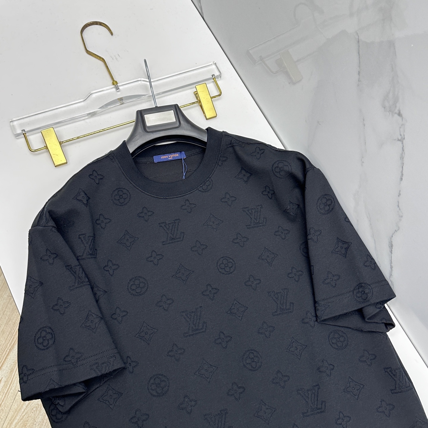 🆕LV路易威登 2026春夏新款简约刺绣短袖 双纱纯棉面料 logo烧花工艺 多元化搭配 是眼下时尚前沿