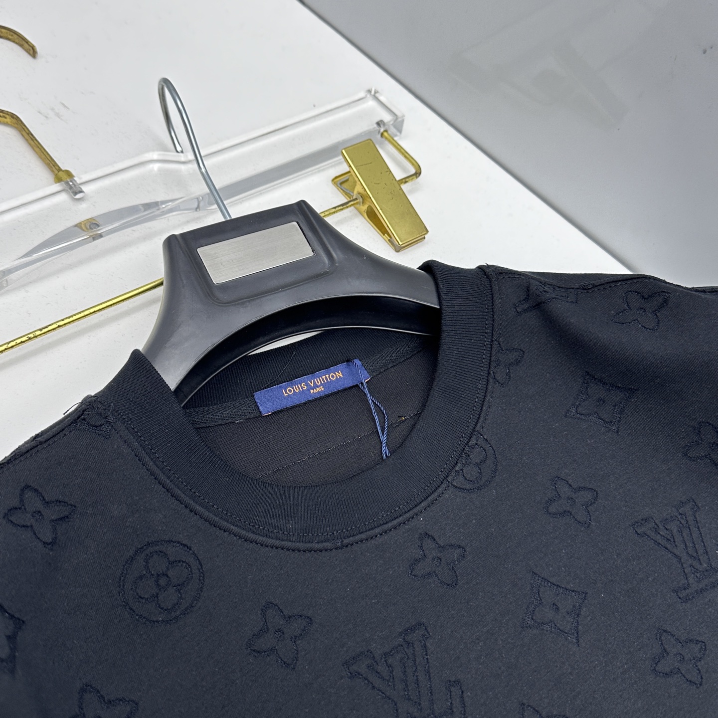 🆕LV路易威登 2026春夏新款简约刺绣短袖 双纱纯棉面料 logo烧花工艺 多元化搭配 是眼下时尚前沿