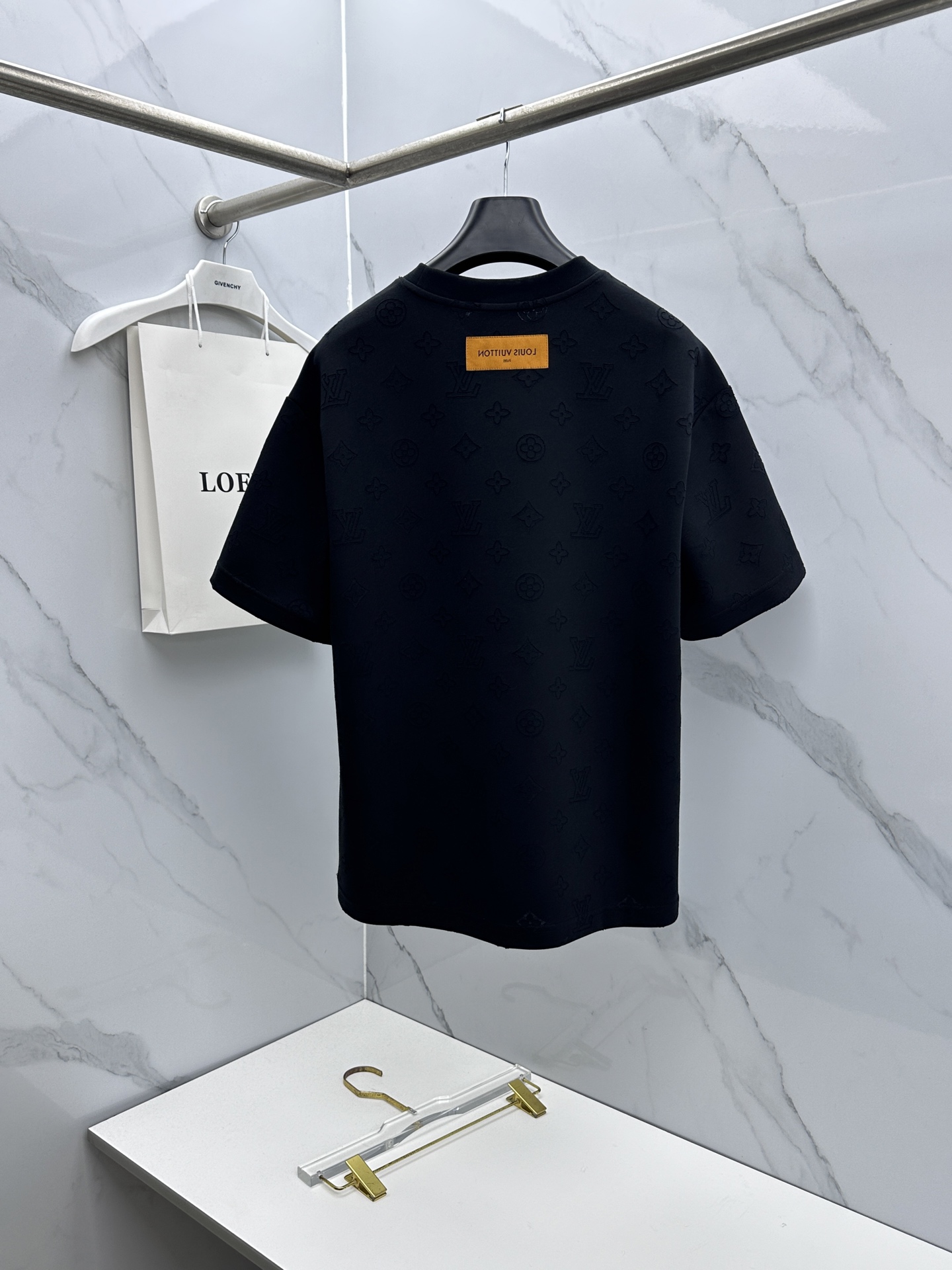 🆕LV路易威登 2026春夏新款简约刺绣短袖 双纱纯棉面料 logo烧花工艺 多元化搭配 是眼下时尚前沿