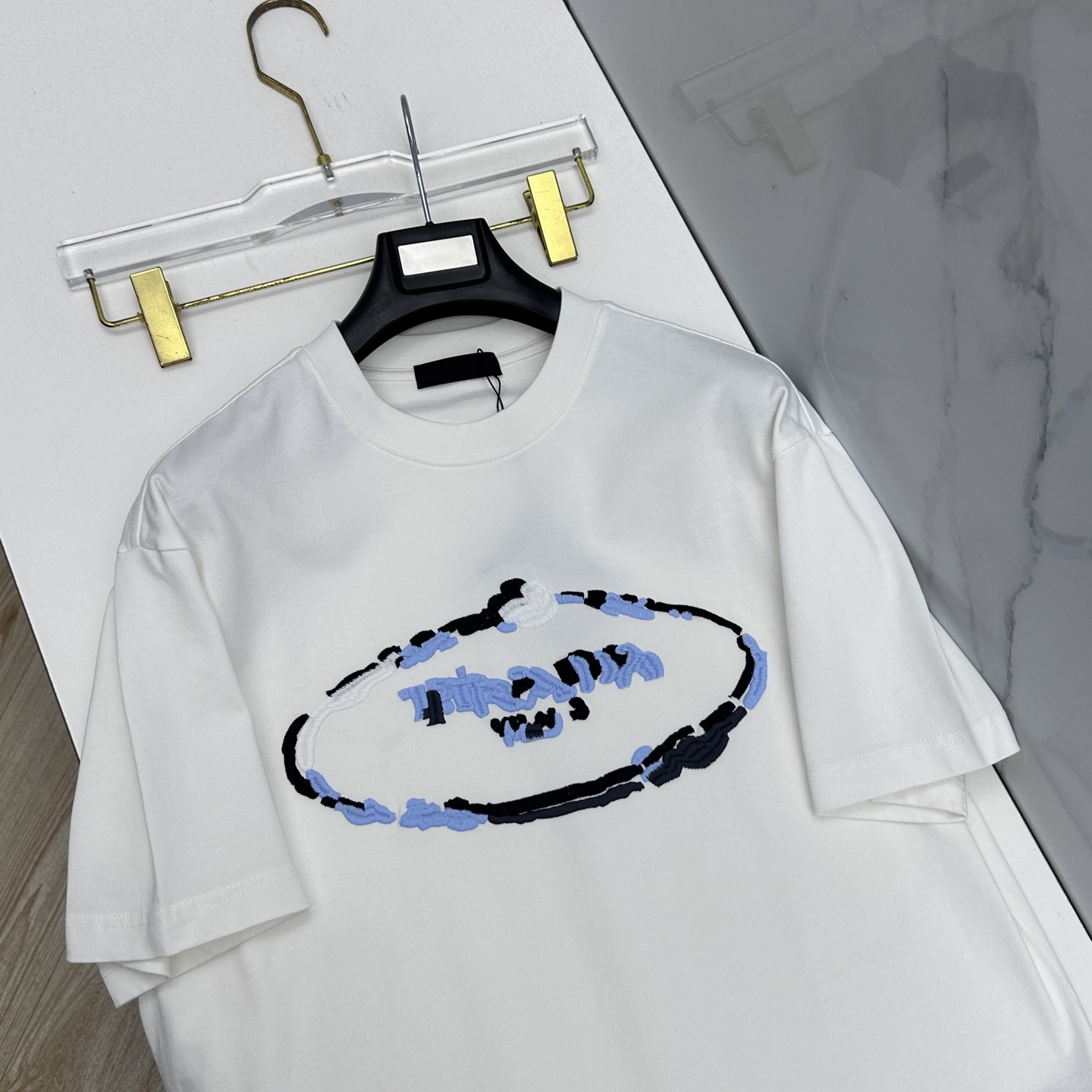 🆕Prada普拉达 2026春夏新款简约刺绣短袖 双纱纯棉面料 logo刺绣工艺 多元化搭配 是眼下时尚