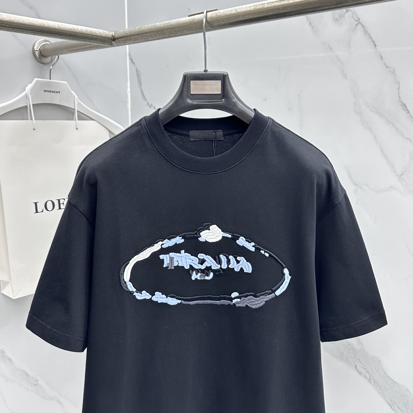 🆕Prada普拉达 2026春夏新款简约刺绣短袖 双纱纯棉面料 logo刺绣工艺 多元化搭配 是眼下时尚