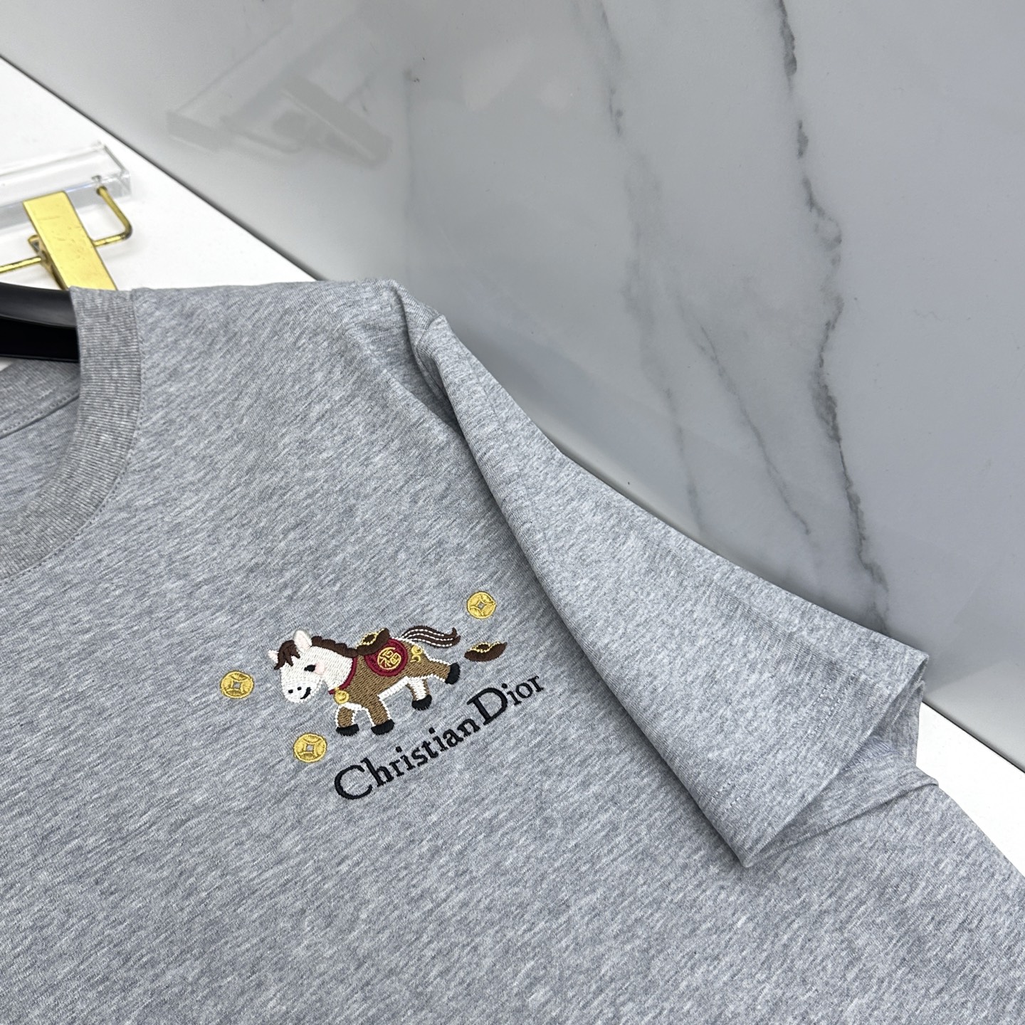 🆕Dior迪奥 2026春夏新款刺绣短袖 官网同款T恤，双纱纯棉面料 多元化搭配 迎合眼下时尚前沿的创新