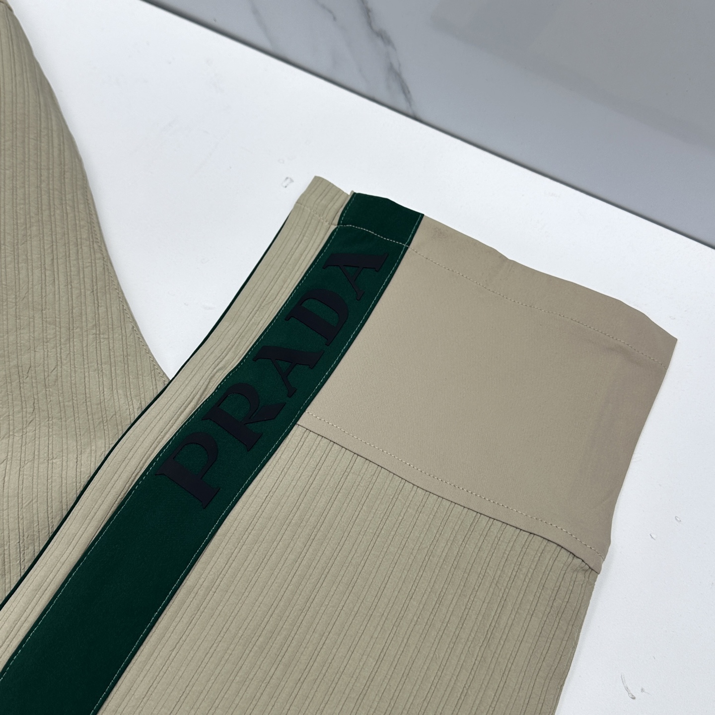 🆕Prada普拉达 26ss春夏专供新款休闲裤 高端版本！定制面料 透气舒适度高，细节无可挑剔，品牌元素