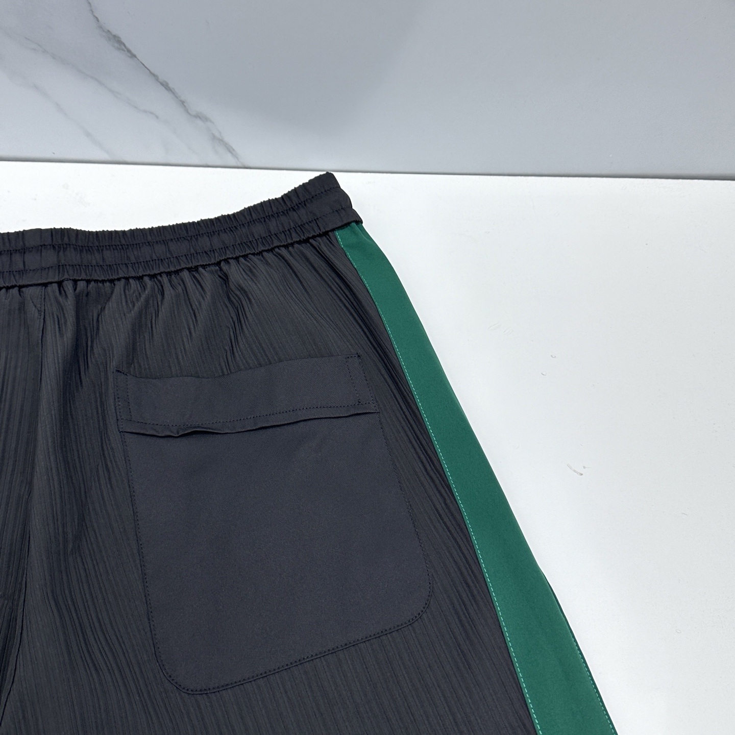 🆕Prada普拉达 26ss春夏专供新款休闲裤 高端版本！定制面料 透气舒适度高，细节无可挑剔，品牌元素