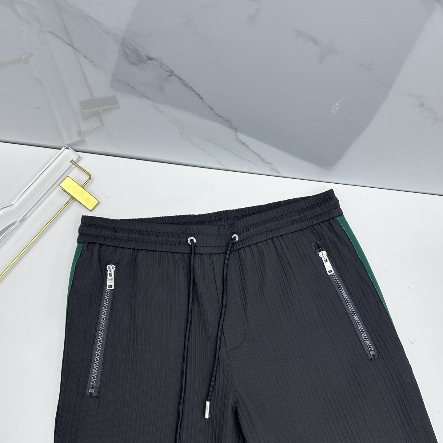 🆕Prada普拉达 26ss春夏专供新款休闲裤 高端版本！定制面料 透气舒适度高，细节无可挑剔，品牌元素