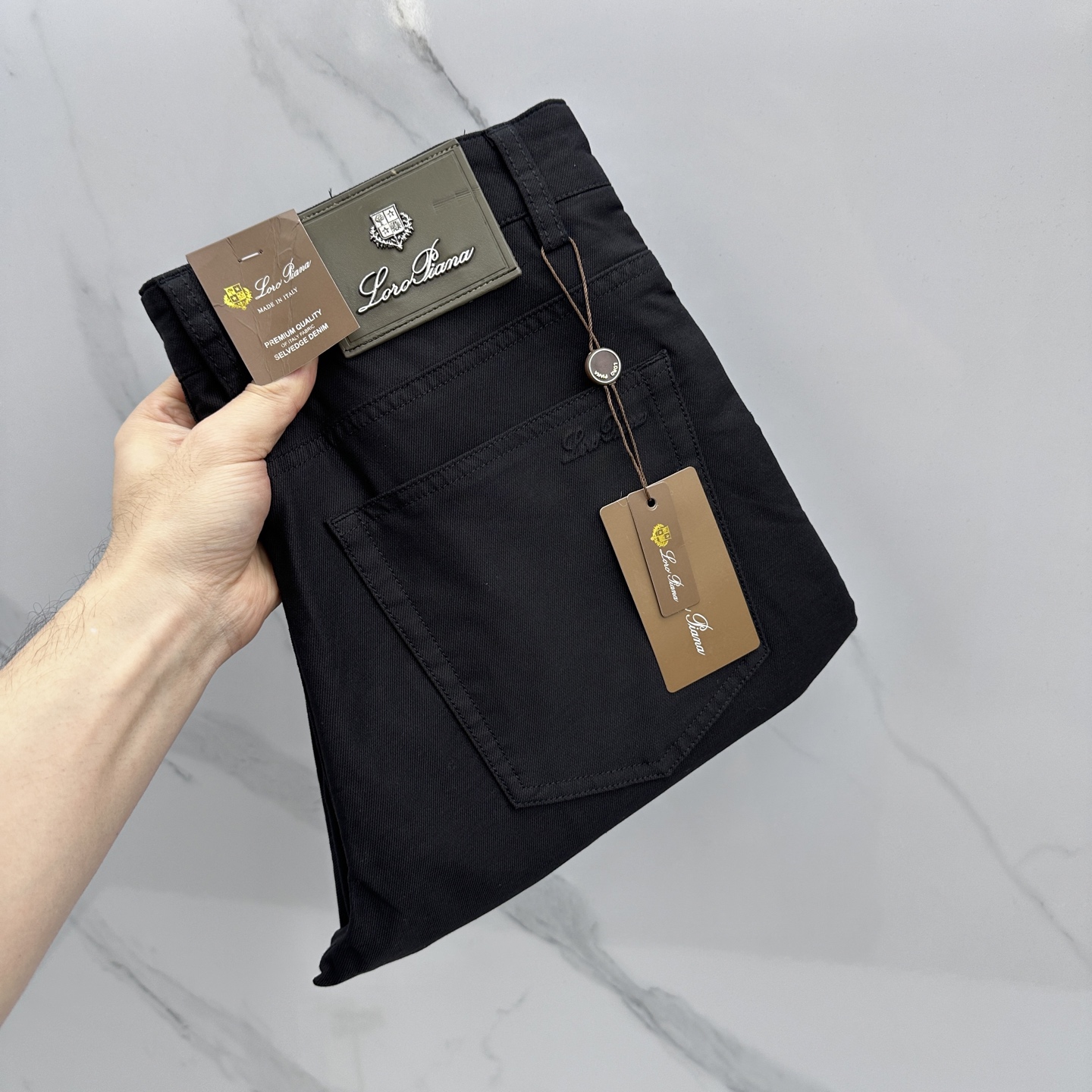 NO:756995,Lss spring and summer new casual pants five-pocket trousers, available simultaneously on the official website, trousers body craftsmanship design, customer-supplied accessories, high-definition fabrics, soft and silky, factory-produced products exempt from inspection!  Every detail is done to the extreme, original hardware accessories, full of fashion, stylish and handsome upper body, a must-have item for fashionistas!  Original product from AX!  Code number 30-40 Yes 35 No 37. 39,,19860909Lss春夏新品休闲裤五袋西裤,官网同步发售,裤身工艺设计,客供辅料、高定面料,柔软丝滑,代工厂出品免检！每个细节做到极致,原版五金配件,潮范十足、上身有型帅气,潮人必备单品！AX原单出品！ 码数30-40有35无37. 39,,,Men's clothing