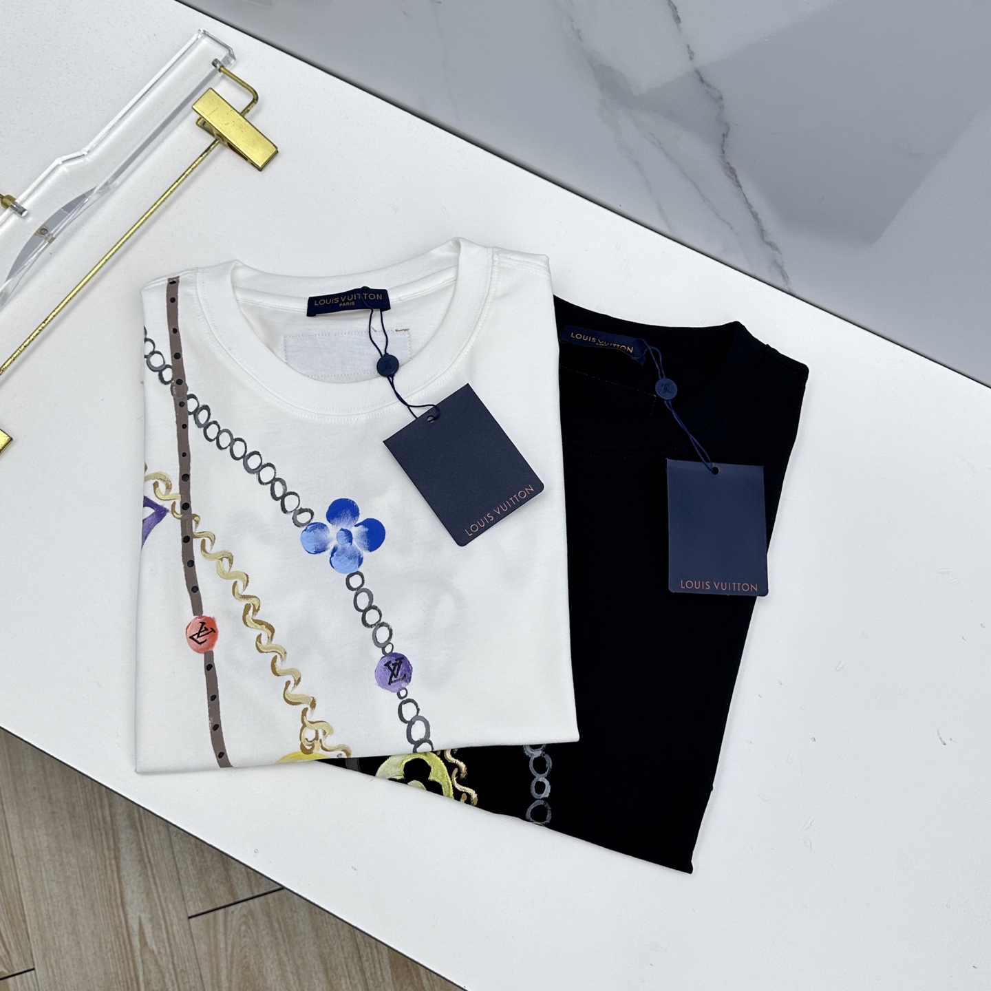 NO:756999,LV Louis Vuitton 2026 spring and summer new style graffiti hand-painted short-sleeved T-shirt of the same style as the official website. Double yarn pure cotton fabric. Diversified matching. Caters to the current innovative trends at the forefront of fashion. Collision of retro and modern elements. Extreme violent aesthetics. Fashion matching. Complete three standards. A17 size S-XXL, Louis Vuitton, Louis Vuitton, T-shirt, tees, t-shirt,19860909LV路易威登 2026春夏新款涂鸦手绘短袖 官网同款T恤 双纱纯棉面料 多元化搭配 迎合眼下时尚前沿的创新趋势 复古与现代化元素的碰撞 极端的暴力美学.时尚搭配 三标齐全 A17 尺码S-XXL,,louis vuitton,louis vuitton,T-shirt,tees，t-shirt,,Men's clothing