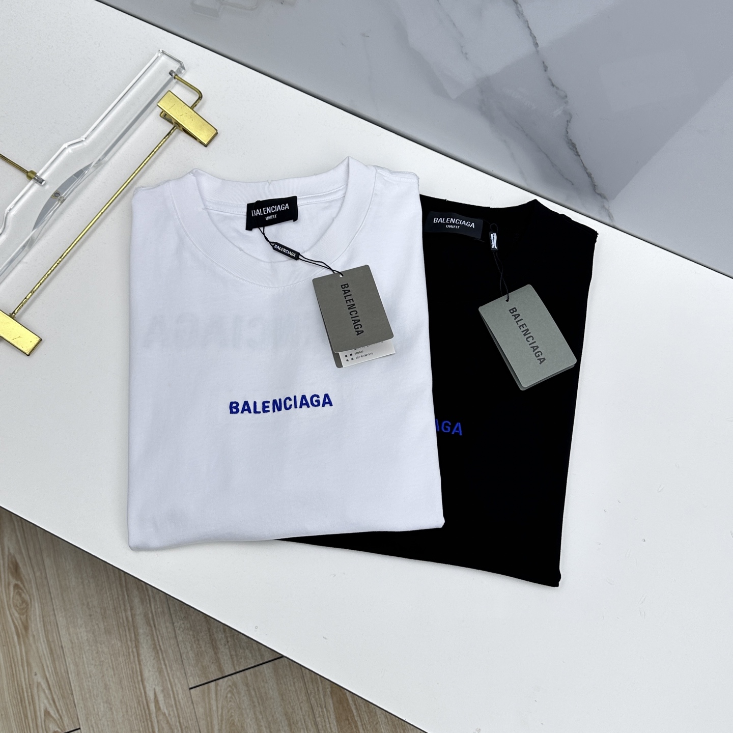 NO:757001,Balenciaga Balenciaga 2026 spring and summer new short-sleeved T-shirt of the same style as the official website, double yarn pure cotton fabric, diversified matching, catering to the current innovative trend of fashion cutting-edge, collision of retro and modern elements, extreme violent aesthetics. Fashion matching, complete three standards se size S-XXL,,balenciaga,balenciaga,T-shirt,tees,t-shirt,19860909Balenciaga巴黎世家 2026春夏新款短袖 官网同款T恤,双纱纯棉面料 多元化搭配 迎合眼下时尚前沿的创新趋势 复古与现代化元素的碰撞 极端的暴力美学.时尚搭配 三标齐全 se 尺码S-XXL,,balenciaga,balenciaga,T-shirt,tees，t-shirt,,Men's clothing