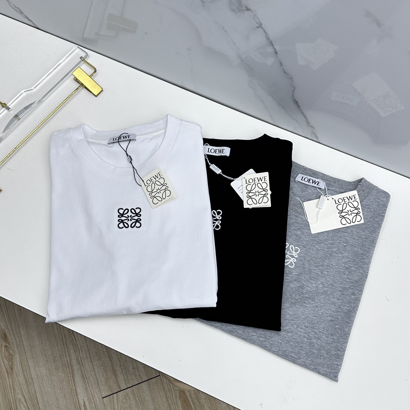 NO:757003,LOEWE 2026 spring and summer new short-sleeved T-shirt of the same style as the official website, double yarn pure cotton fabric, diversified matching, catering to the current innovative trend of fashion cutting-edge, collision of retro and modern elements, extreme violent aesthetics. Fashion matching, complete three standards, se sizes S-XXL,, loewe, loewe, T-shirt, tees, t-shirt,19860909LOEWE罗意威 2026春夏新款短袖 官网同款T恤,双纱纯棉面料 多元化搭配 迎合眼下时尚前沿的创新趋势 复古与现代化元素的碰撞 极端的暴力美学.时尚搭配 三标齐全 se 尺码S-XXL,,loewe,loewe,T-shirt,tees，t-shirt,,Men's clothing