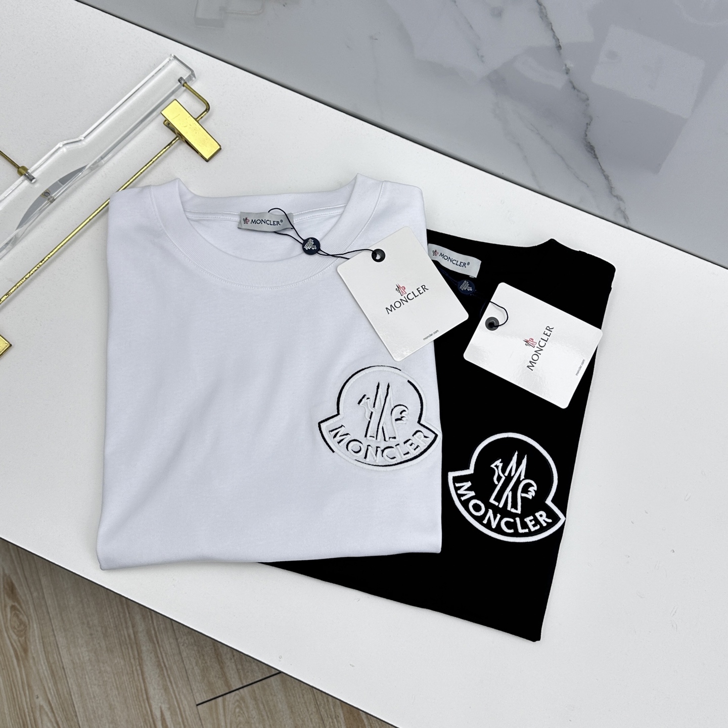 NO:757006,Moncler muzzle 2026 spring and summer new short-sleeved official website same style T-shirt, double yarn pure cotton fabric, diversified matching, catering to the current innovative trend of fashion cutting-edge, collision of retro and modern elements, extreme violent aesthetics. Fashion matching, complete three standards, se size S-XXL,, Moncler, T-shirt, tees, t-shirt,19860909Moncler蒙口 2026春夏新款短袖 官网同款T恤,双纱纯棉面料 多元化搭配 迎合眼下时尚前沿的创新趋势 复古与现代化元素的碰撞 极端的暴力美学.时尚搭配 三标齐全 se 尺码S-XXL,,Moncler,T-shirt,tees，t-shirt,,Men's clothing