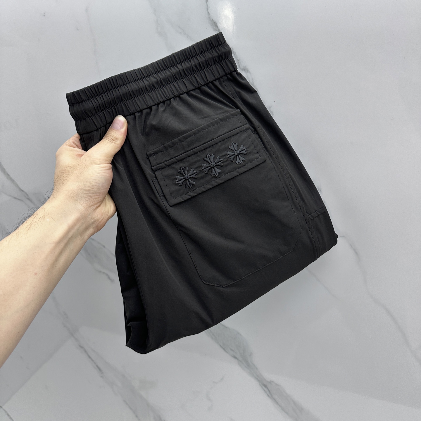 NO:757009,CH Croixin 26ss spring and summer exclusive new casual pants high-end version!  Customized fabric with high breathability and comfort, impeccable details, brand element design concept, reflecting high quality. It feels delicate and soft!  It presents a casual cut and the upper body shape is awesome!  se code number: M-3XL,,chrome hearts,19860909CH克罗心 26ss春夏专供新款休闲裤 高端版本！定制面料 透气舒适度高,细节无可挑剔,品牌元素设计理念,体现高品质.手感细腻柔软！呈现休闲裁剪,上身版型超赞！se 码数: M-3XL,,chrome hearts,,Men's clothing