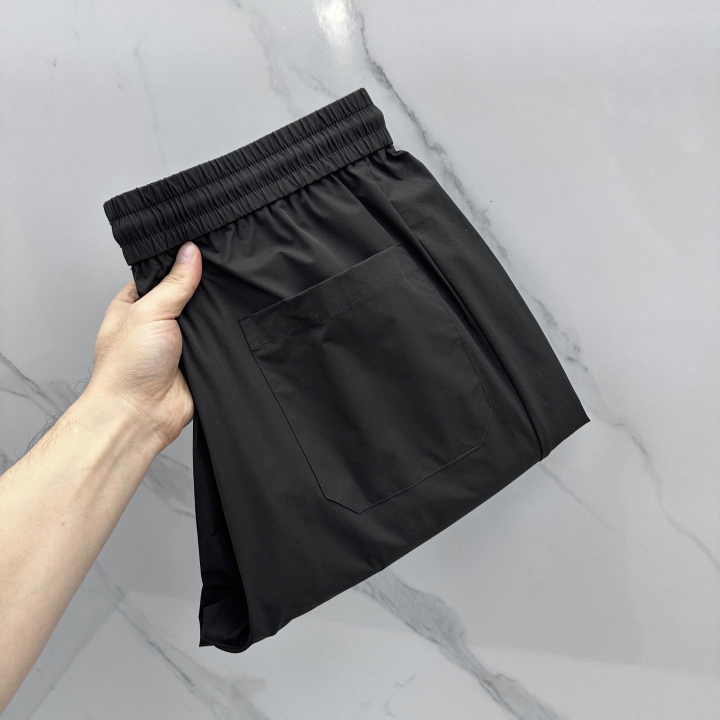 NO:757012,LV Louis Vuitton 26ss spring and summer exclusive new casual pants high-end version!  Customized fabric with high breathability and comfort, impeccable details, brand element design concept, reflecting high quality. It feels delicate and soft!  It presents a casual cut and the upper body shape is awesome!  se code number: M-3XL,,louis vuitton,louis vuitton,19860909LV路易威登 26ss春夏专供新款休闲裤 高端版本！定制面料 透气舒适度高,细节无可挑剔,品牌元素设计理念,体现高品质.手感细腻柔软！呈现休闲裁剪,上身版型超赞！se 码数: M-3XL,,louis vuitton,louis vuitton,,Men's clothing