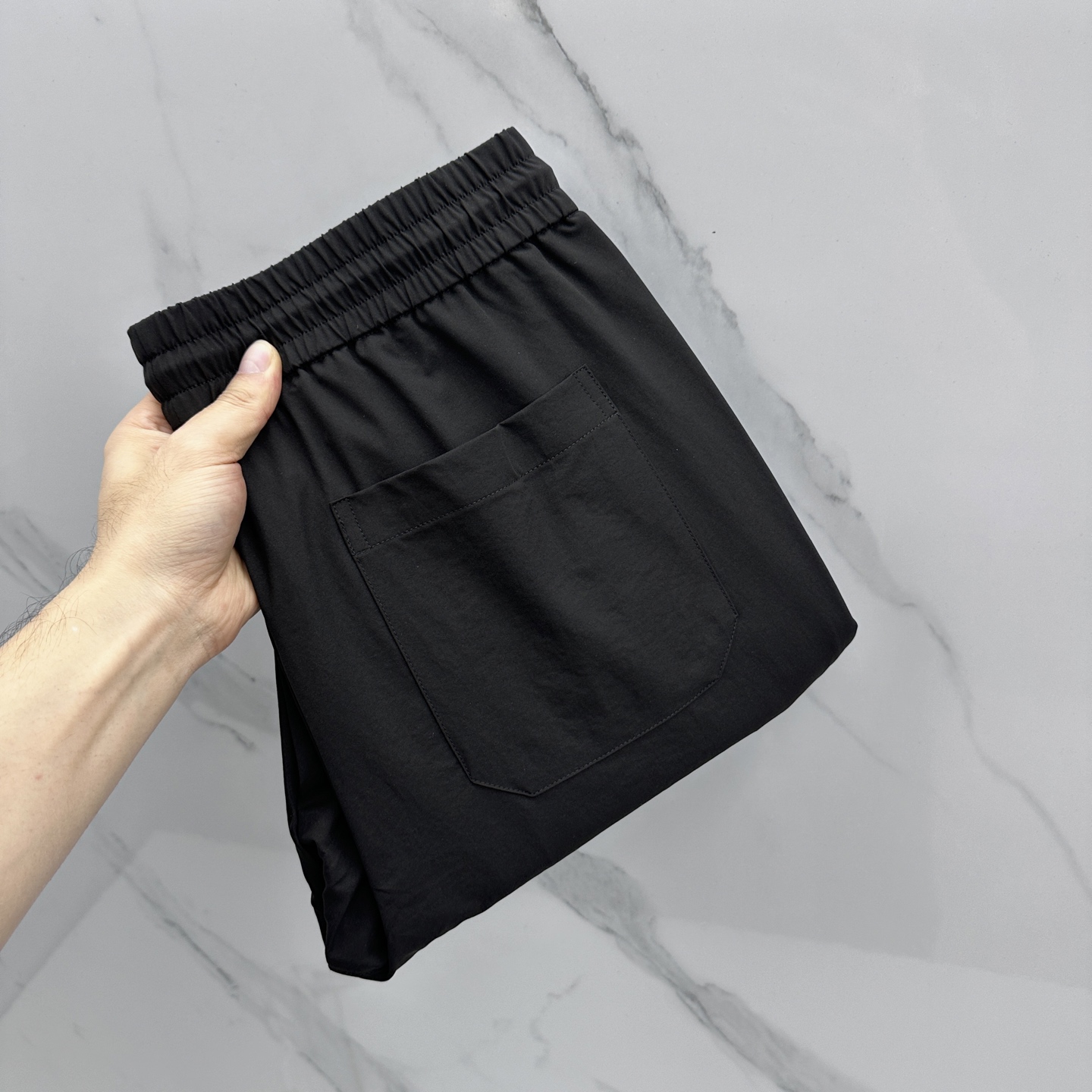 NO:757015,Dior Dior 26ss spring and summer exclusive new casual pants high-end version!  Customized fabric with high breathability and comfort, impeccable details, brand element design concept, reflecting high quality. It feels delicate and soft!  It presents a casual cut and the upper body shape is awesome!  se code number: M-3XL,,dior,dior,19860909Dior迪奥 26ss春夏专供新款休闲裤 高端版本！定制面料 透气舒适度高,细节无可挑剔,品牌元素设计理念,体现高品质.手感细腻柔软！呈现休闲裁剪,上身版型超赞！se 码数: M-3XL,,dior,dior,,Men's clothing