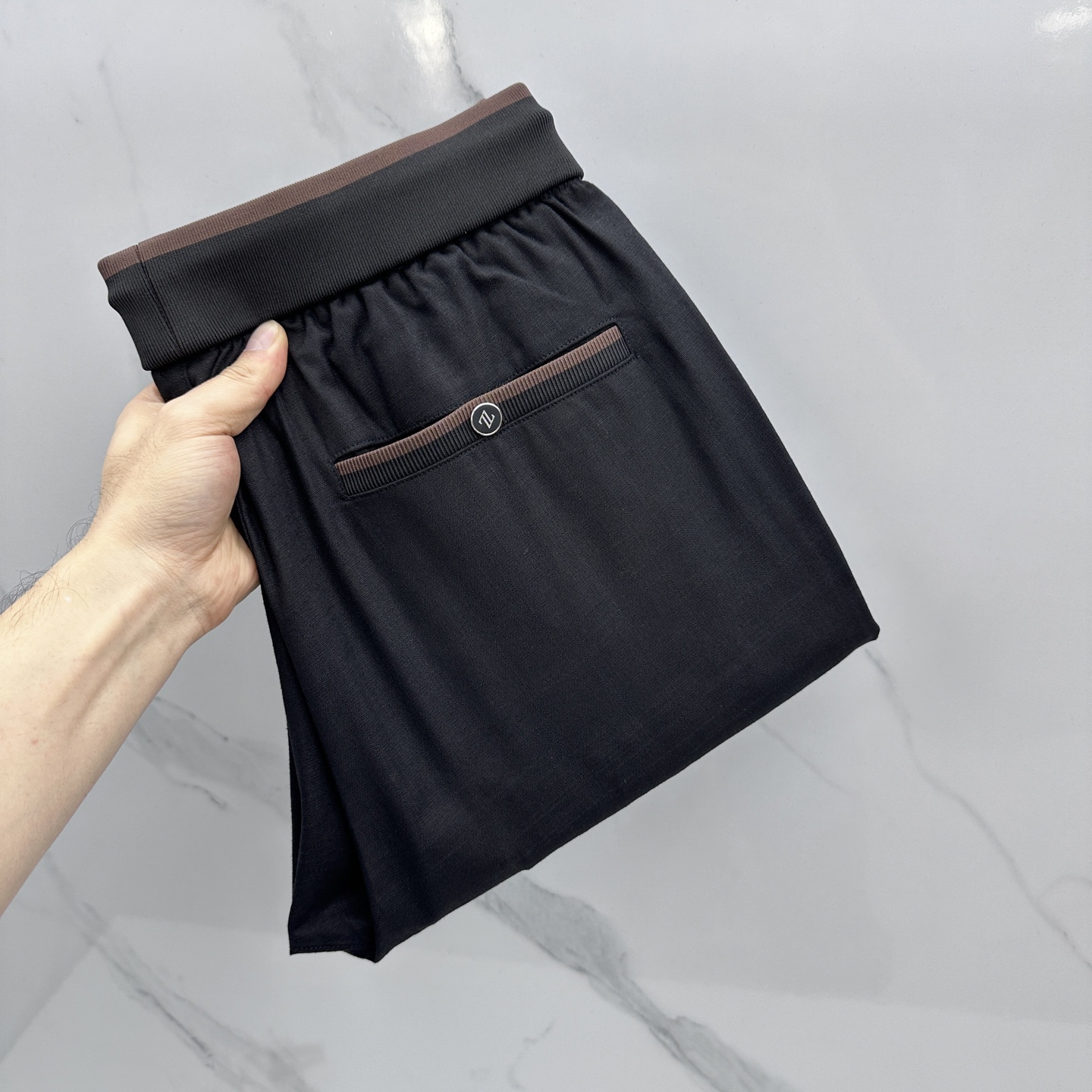 NO:757018,ZEGNA 26ss spring and summer exclusive new casual pants, high-end version!  Customized linen fabric with high breathability and comfort, impeccable details, brand element design concept, reflecting high quality. It feels delicate and soft!  It presents a casual cut and the upper body shape is awesome!  se code number: M-3XL,,zegna,19860909ZEGNA杰尼亚 26ss春夏专供新款休闲裤 高端版本！定制亚麻面料 透气舒适度高,细节无可挑剔,品牌元素设计理念,体现高品质.手感细腻柔软！呈现休闲裁剪,上身版型超赞！se 码数: M-3XL,,zegna,,Men's clothing