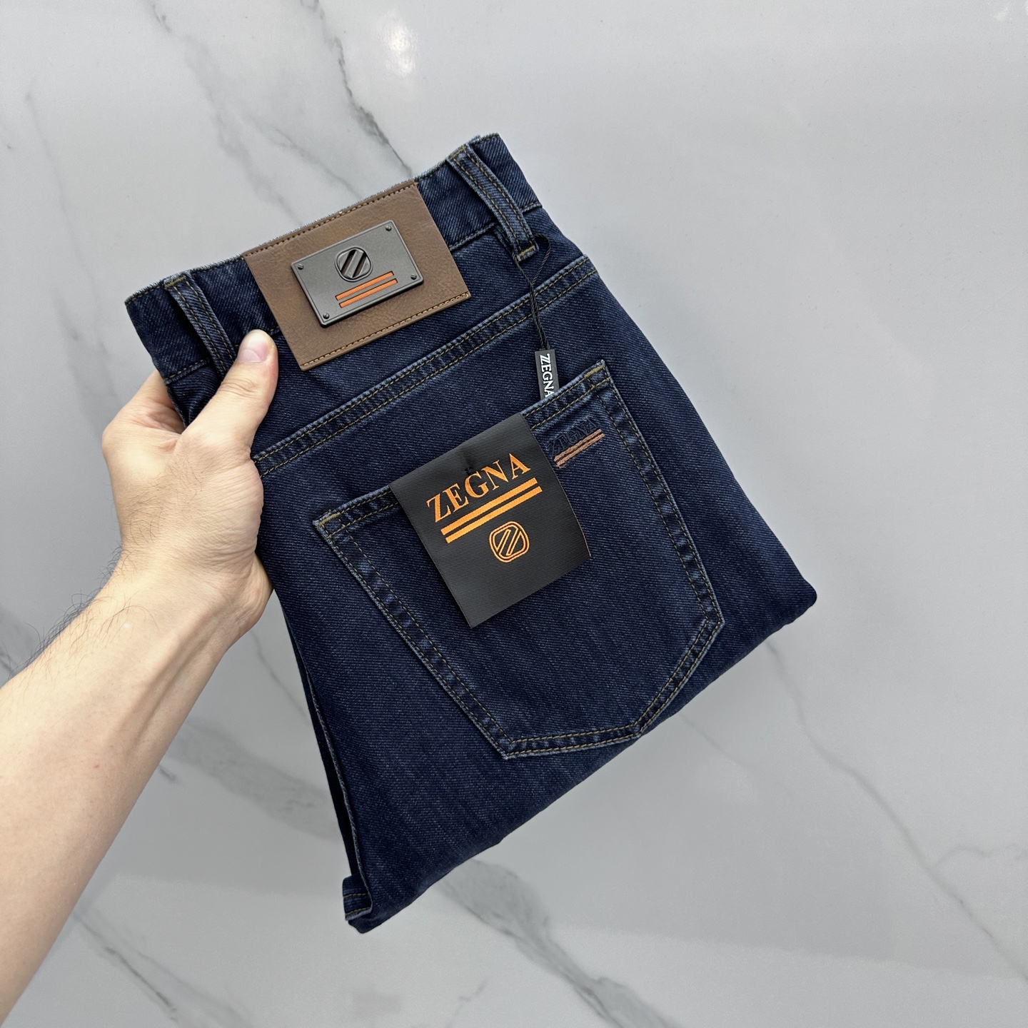 NO:757024,ZEGNA Zegna's high-end customization, 26th early spring new thin jeans, sold simultaneously at the counter, original custom-made replicas, customer-supplied hardware accessories, original quality, imported solid-color denim fabrics, heavy washing, fine workmanship, and excellent upper body!  The preferred item is complete with three standards, AX code number 30-38, no 37,,zegna,jeans,19860909ZEGNA杰尼亚 高端定制、26早春新款薄款牛仔裤 柜台同步发售 原版定制复刻 客供五金辅料 原单品质 进口固色牛仔面料 重工洗水 做工走线精细 上身绝佳！优选单品 三标齐全 AX 码数30-38无37,,zegna,jeans,,Men's clothing