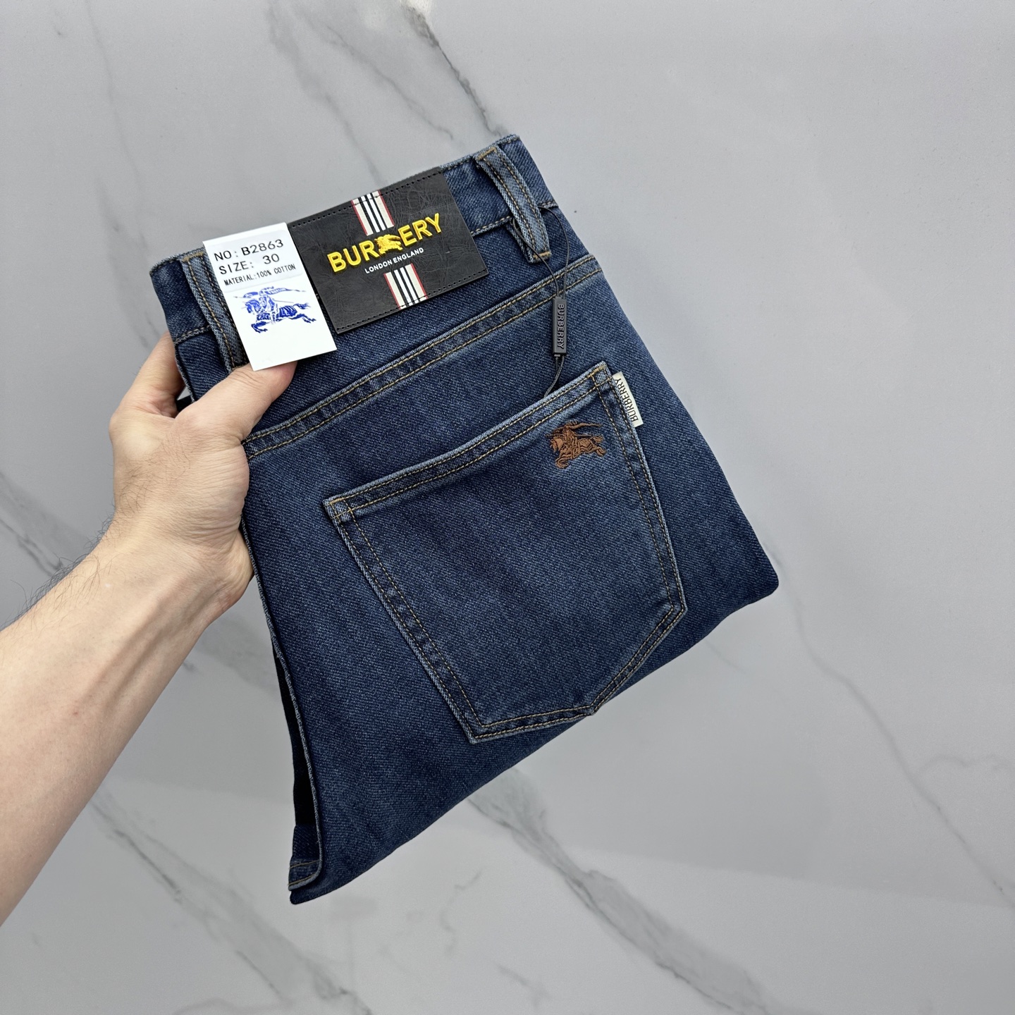 NO:757032,Burberry's high-end customization, 26 early spring new thin jeans, sold simultaneously at the counter, original custom-made replicas, customer-supplied hardware accessories, original quality, imported solid-color denim fabric, heavy washing, fine workmanship, and excellent upper body!  The preferred item is complete with three standards, AX size 30-38, no 37, burberry, burberry, jeans,19860909Burberry巴宝莉 高端定制、26早春新款薄款牛仔裤 柜台同步发售 原版定制复刻 客供五金辅料 原单品质 进口固色牛仔面料 重工洗水 做工走线精细 上身绝佳！优选单品 三标齐全 AX 码数30-38无37,,burberry,burberry,jeans,,Men's clothing