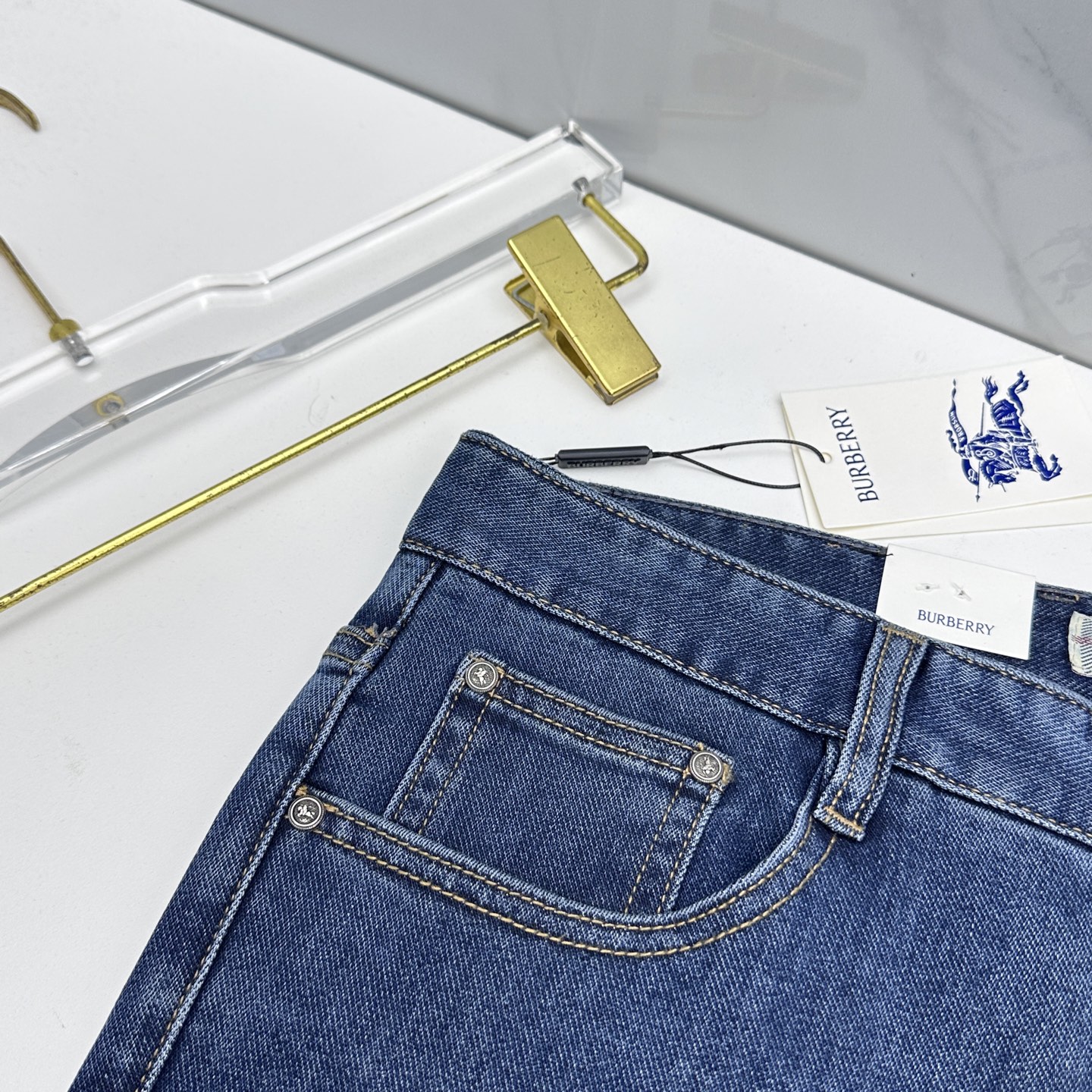 🆕Burberry巴宝莉 🔥高端定制、26早春新款薄款牛仔裤 柜台同步发售 原版定制复刻 客供五金辅料 
