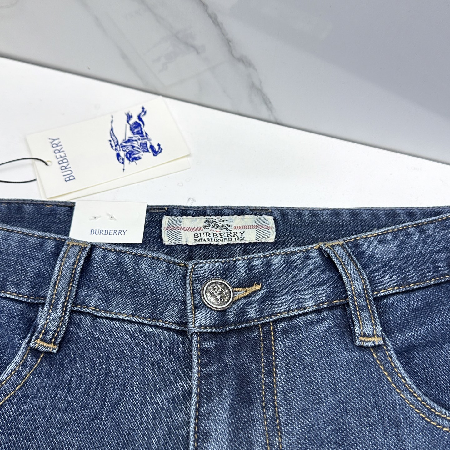 🆕Burberry巴宝莉 🔥高端定制、26早春新款薄款牛仔裤 柜台同步发售 原版定制复刻 客供五金辅料 