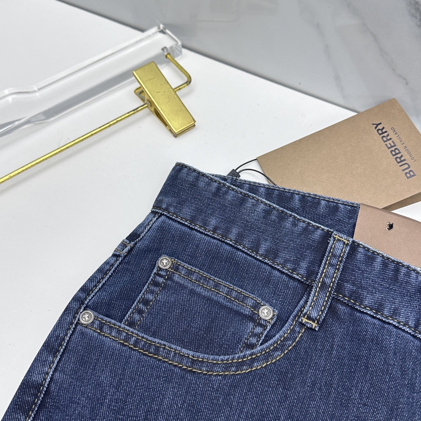🆕Burberry巴宝莉 🔥高端定制、26早春新款薄款牛仔裤 柜台同步发售 原版定制复刻 客供五金辅料 