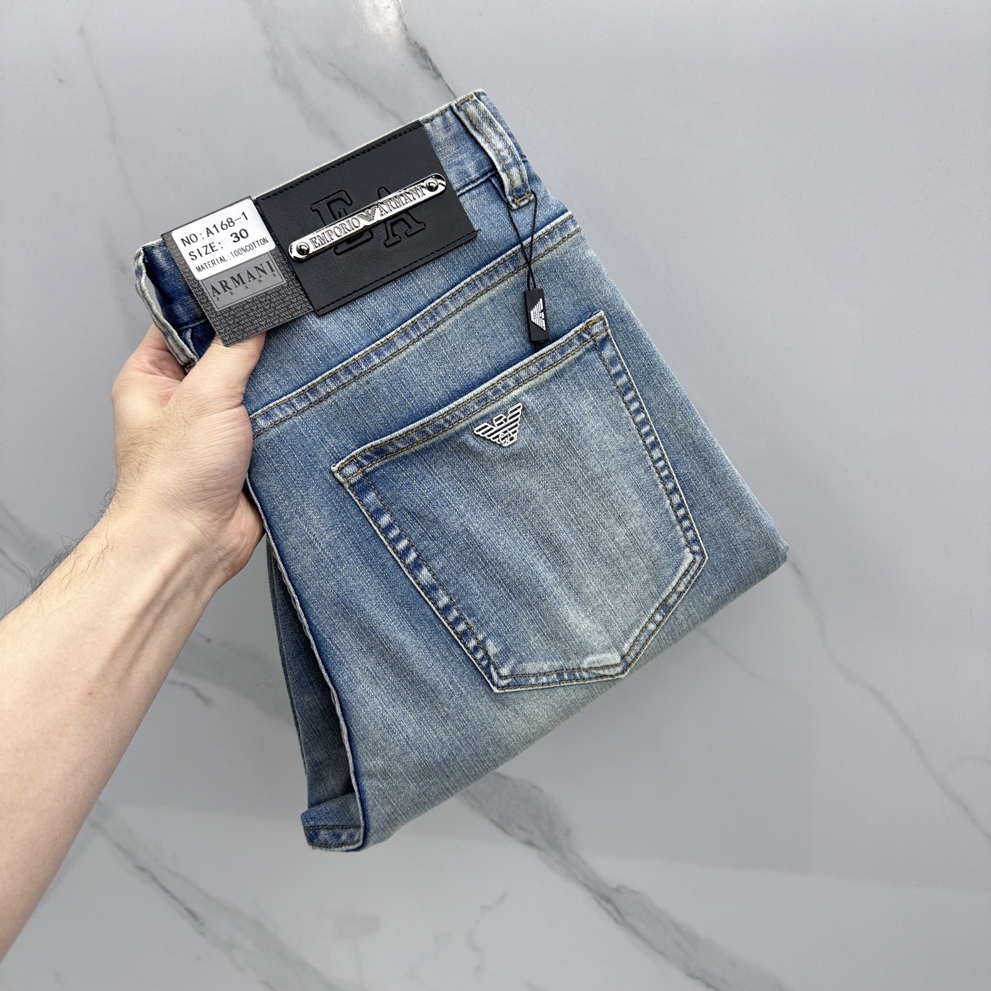 NO:757020,Amani's high-end customized, 26 early spring new thin jeans are on sale at the counter simultaneously. Original customized replicas. Customer-supplied hardware accessories. Original quality. Imported solid-color denim fabrics. Heavy washing. Fine workmanship and routing. Excellent upper body!  The preferred item is complete with three standards, AX size 30-38, no 37, armani, jeans,19860909Amani阿玛尼 高端定制、26早春新款薄款牛仔裤 柜台同步发售 原版定制复刻 客供五金辅料 原单品质 进口固色牛仔面料 重工洗水 做工走线精细 上身绝佳！优选单品 三标齐全 AX 码数30-38无37,,armani,jeans,,Men's clothing