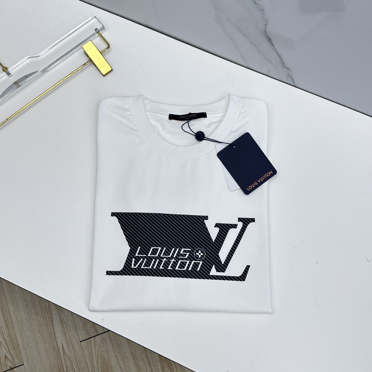 NO:757034,LV Louis Vuitton's new debut counter, the latest short-sleeved round neck T-shirt, high-end customization, avant-garde and fashionable design!  The brand logo is designed with heavy craftsmanship. High-end long-staple cotton fabric. Soft to the touch. Comfortable to wear. Counter-level exquisite stitching. Fine workmanship. The upper body effect is incomparably handsome!  A must-have item for a stylish man!  A7 original product, sizes S-XL,, louis vuitton, louis vuitton, T-shirt, tees, t-shirt,19860909LV路易威登 新款首发专柜最新款短袖圆领T恤 高端订制 设计前卫时尚！品牌logo重工艺设计 高端长绒棉面料.手感柔软.穿着舒适.专柜级别精致车线.做工精细.上身效果无敌帅气！型男必备单品！A7原单出品 尺码S-XL,,louis vuitton,louis vuitton,T-shirt,tees，t-shirt,,Men's clothing