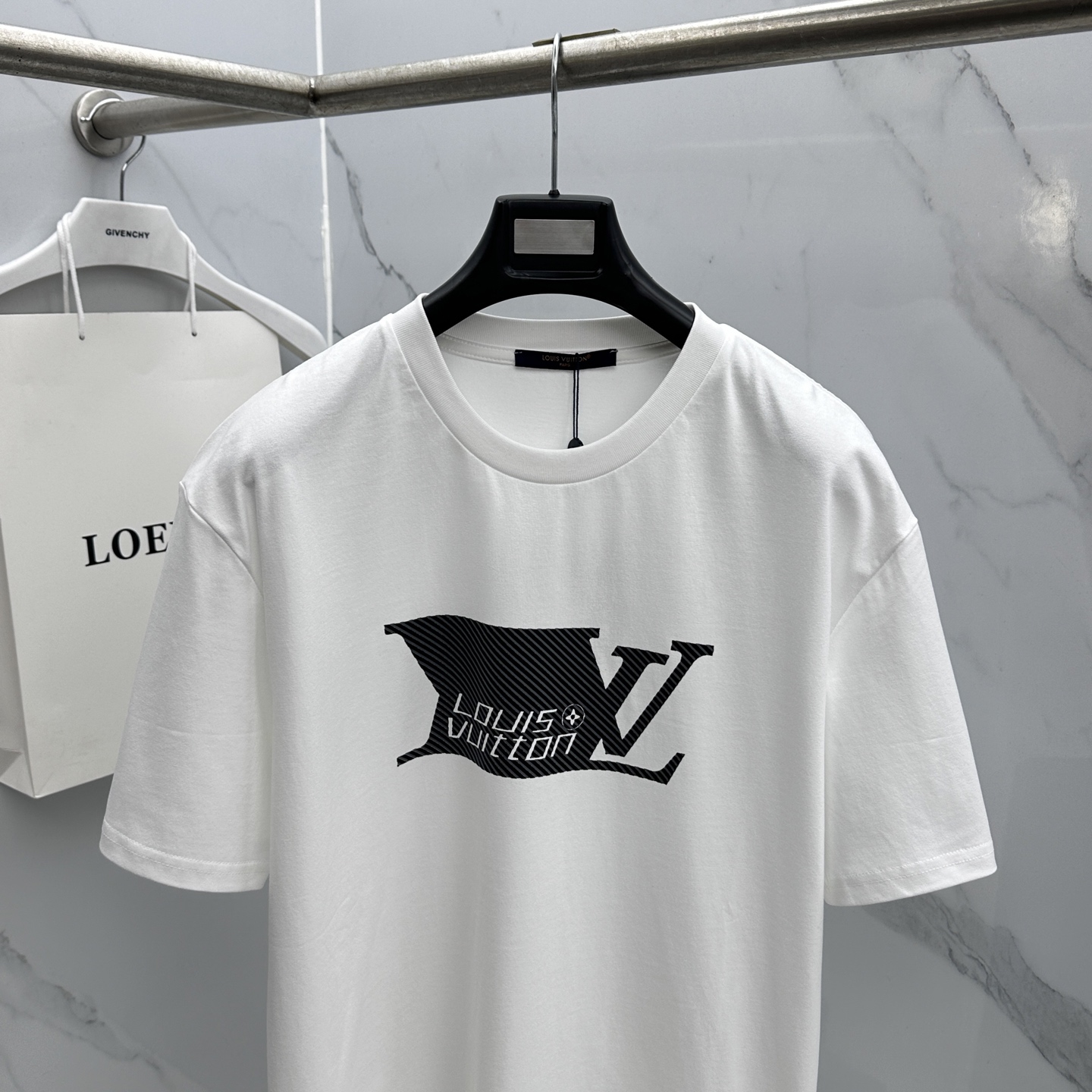 🆕LV路易威登 新款首发专柜最新款短袖圆领T恤 高端订制 设计前卫时尚！品牌logo重工艺设计 高端长绒