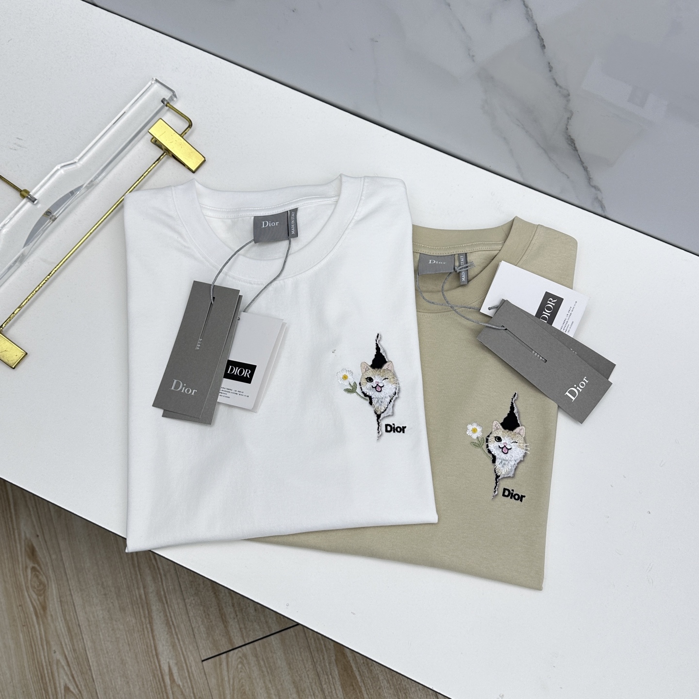 NO:757035,Dior Dior Weikuo's new debut counter, the latest short-sleeved round neck T-shirt, high-end custom design, avant-garde and fashionable!  The brand logo is designed with heavy craftsmanship. High-end long-staple cotton fabric. Soft to the touch. Comfortable to wear. Counter-level exquisite stitching. Fine workmanship. The upper body effect is incomparably handsome!  A must-have item for a stylish man!  A7 original product, sizes S-XL,, dior, dior, T-shirt, tees, t-shirt,19860909Dior迪奥 微阔 新款首发专柜最新款短袖圆领T恤 高端订制 设计前卫时尚！品牌logo重工艺设计 高端长绒棉面料.手感柔软.穿着舒适.专柜级别精致车线.做工精细.上身效果无敌帅气！型男必备单品！A7原单出品 尺码S-XL,,dior,dior,T-shirt,tees，t-shirt,,Men's clothing