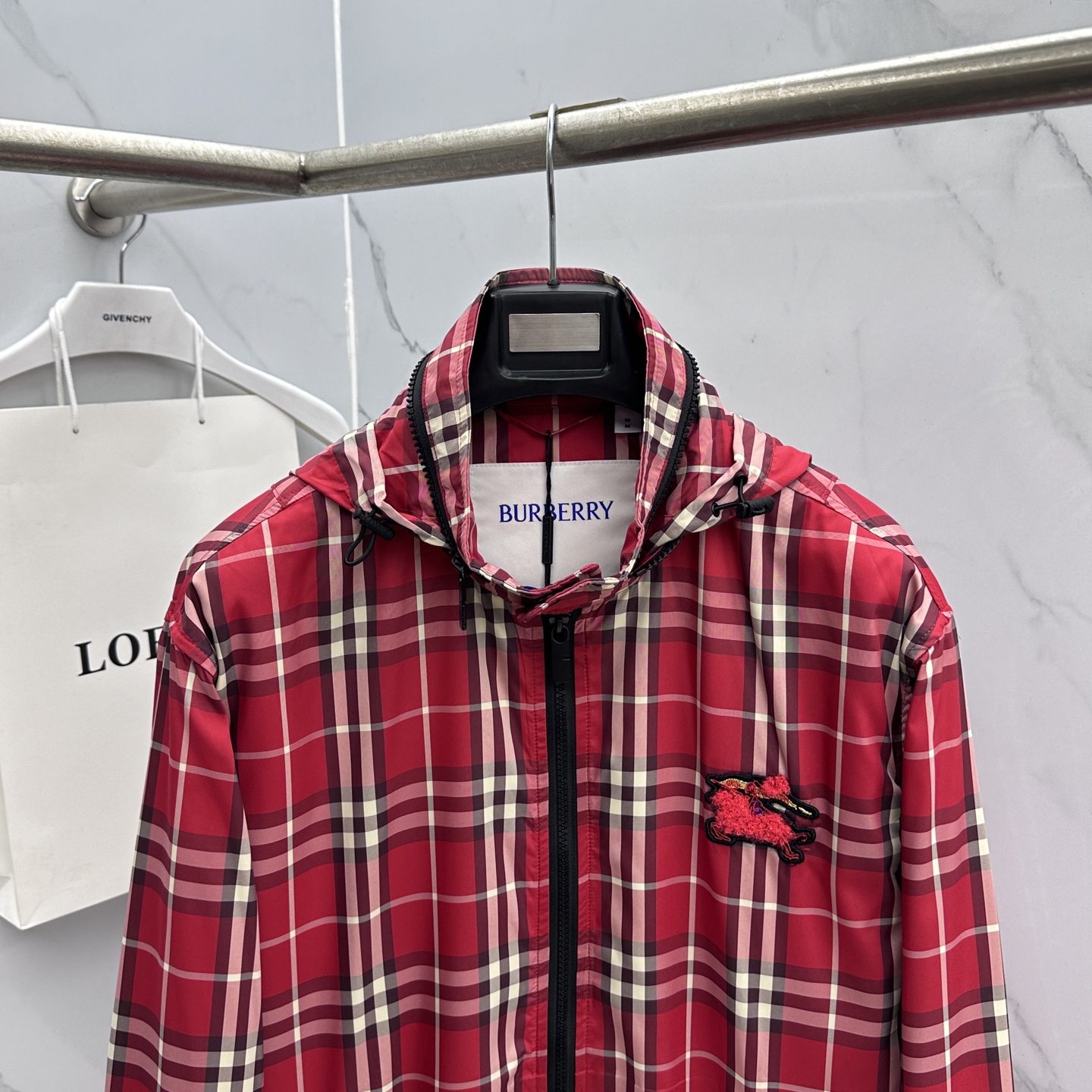 🆕Burberry巴宝莉 新款马术骑士徽标格纹外套设有便携式连帽。装饰精纺 Burberry 格纹，以新