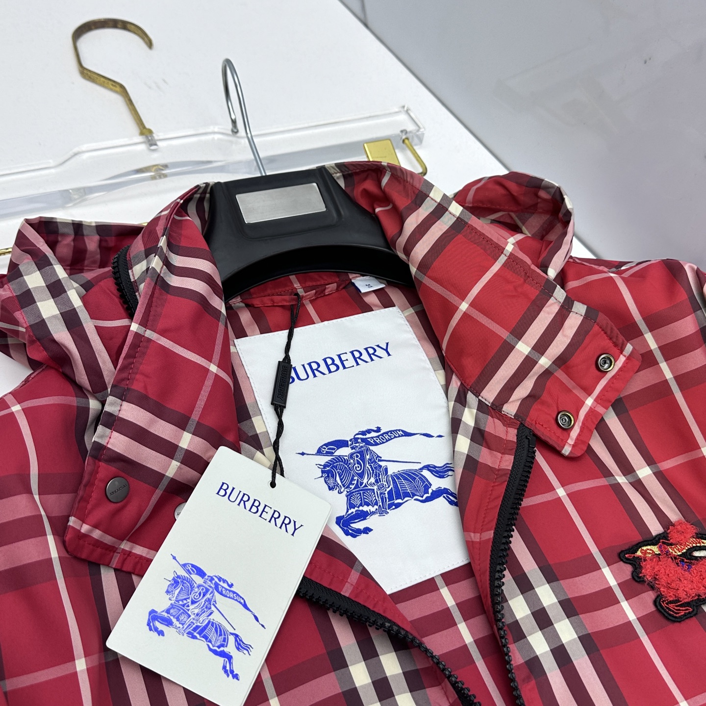 🆕Burberry巴宝莉 新款马术骑士徽标格纹外套设有便携式连帽。装饰精纺 Burberry 格纹，以新