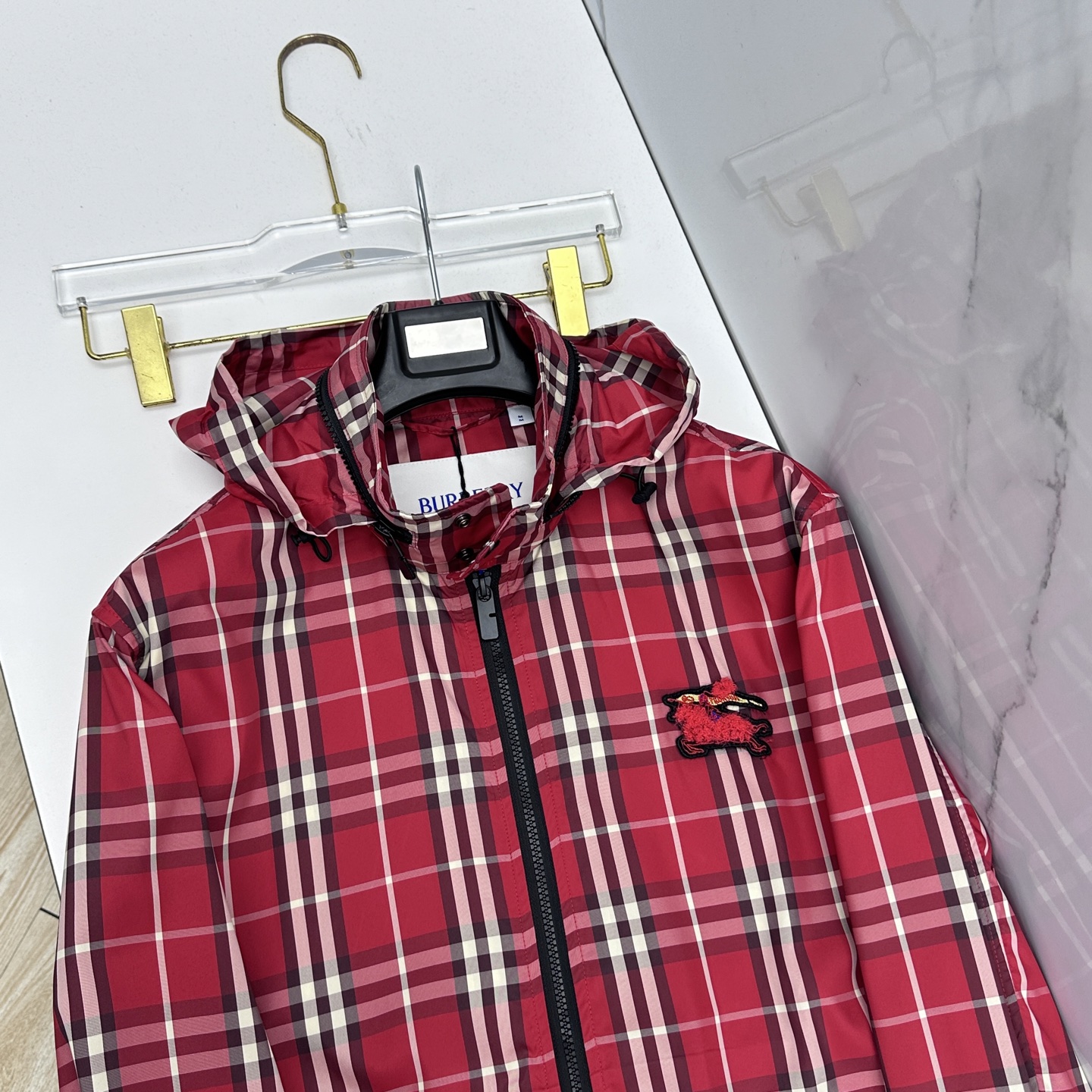 🆕Burberry巴宝莉 新款马术骑士徽标格纹外套设有便携式连帽。装饰精纺 Burberry 格纹，以新