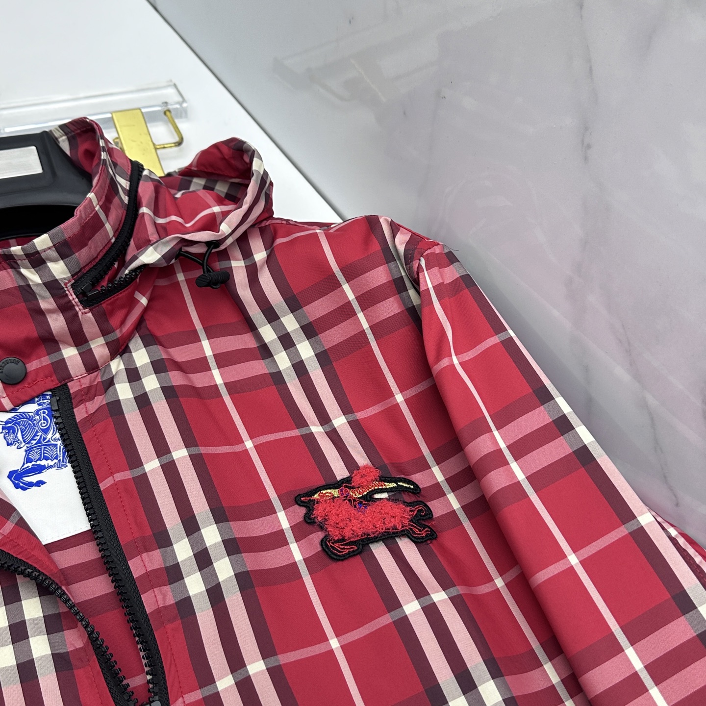 🆕Burberry巴宝莉 新款马术骑士徽标格纹外套设有便携式连帽。装饰精纺 Burberry 格纹，以新