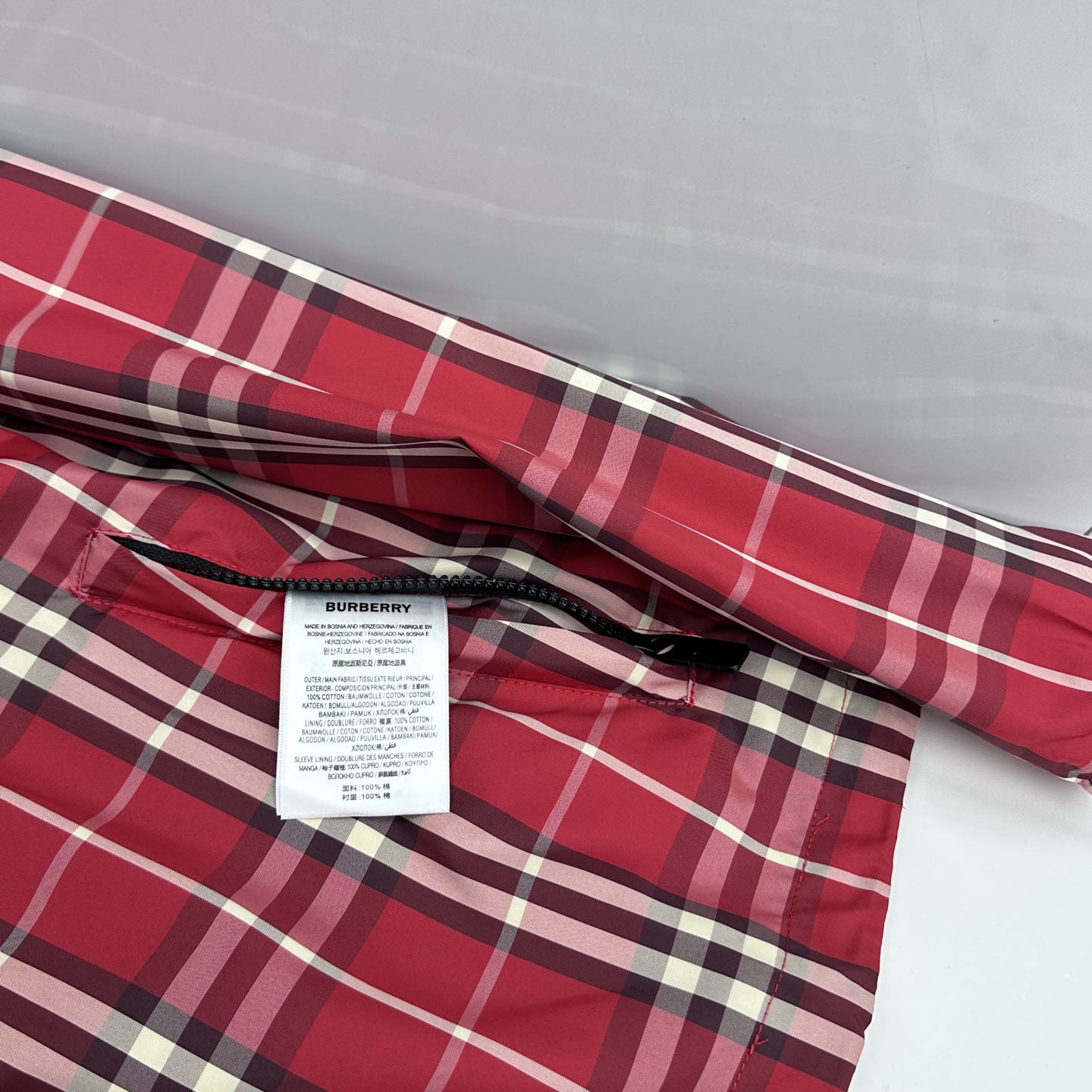 🆕Burberry巴宝莉 新款马术骑士徽标格纹外套设有便携式连帽。装饰精纺 Burberry 格纹，以新