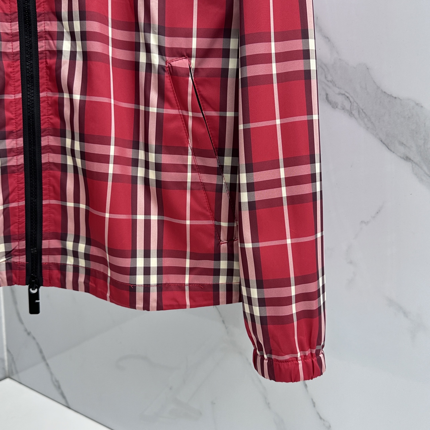 🆕Burberry巴宝莉 新款马术骑士徽标格纹外套设有便携式连帽。装饰精纺 Burberry 格纹，以新