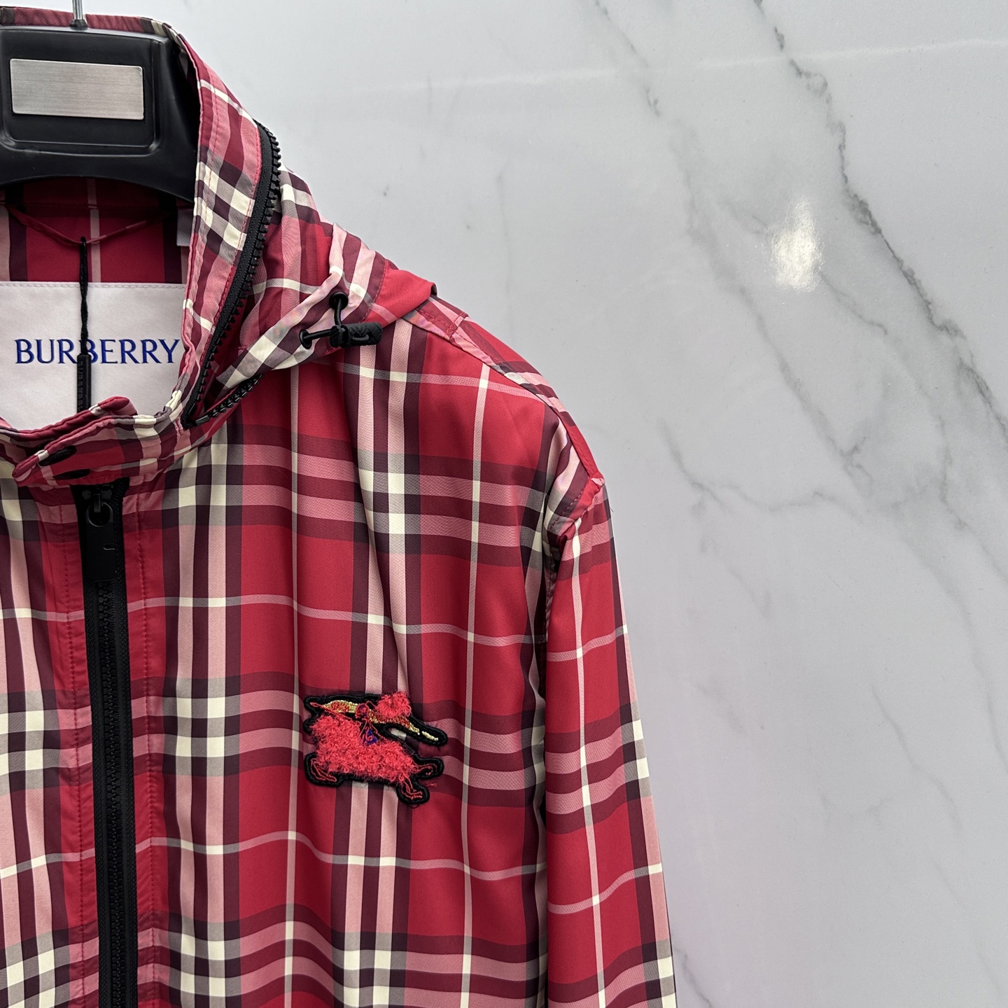 🆕Burberry巴宝莉 新款马术骑士徽标格纹外套设有便携式连帽。装饰精纺 Burberry 格纹，以新